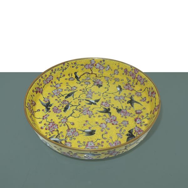 Ciotola gialla con decori di rondini in smalti cloisonnet