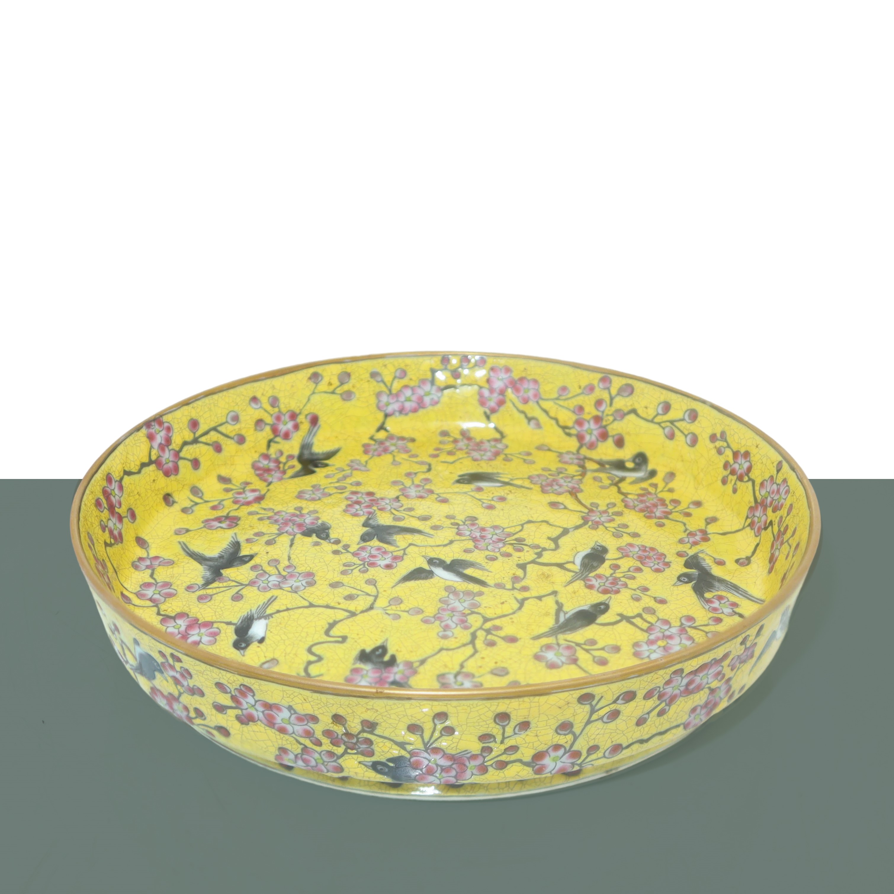Ciotola gialla con decori di rondini in smalti cloisonnet