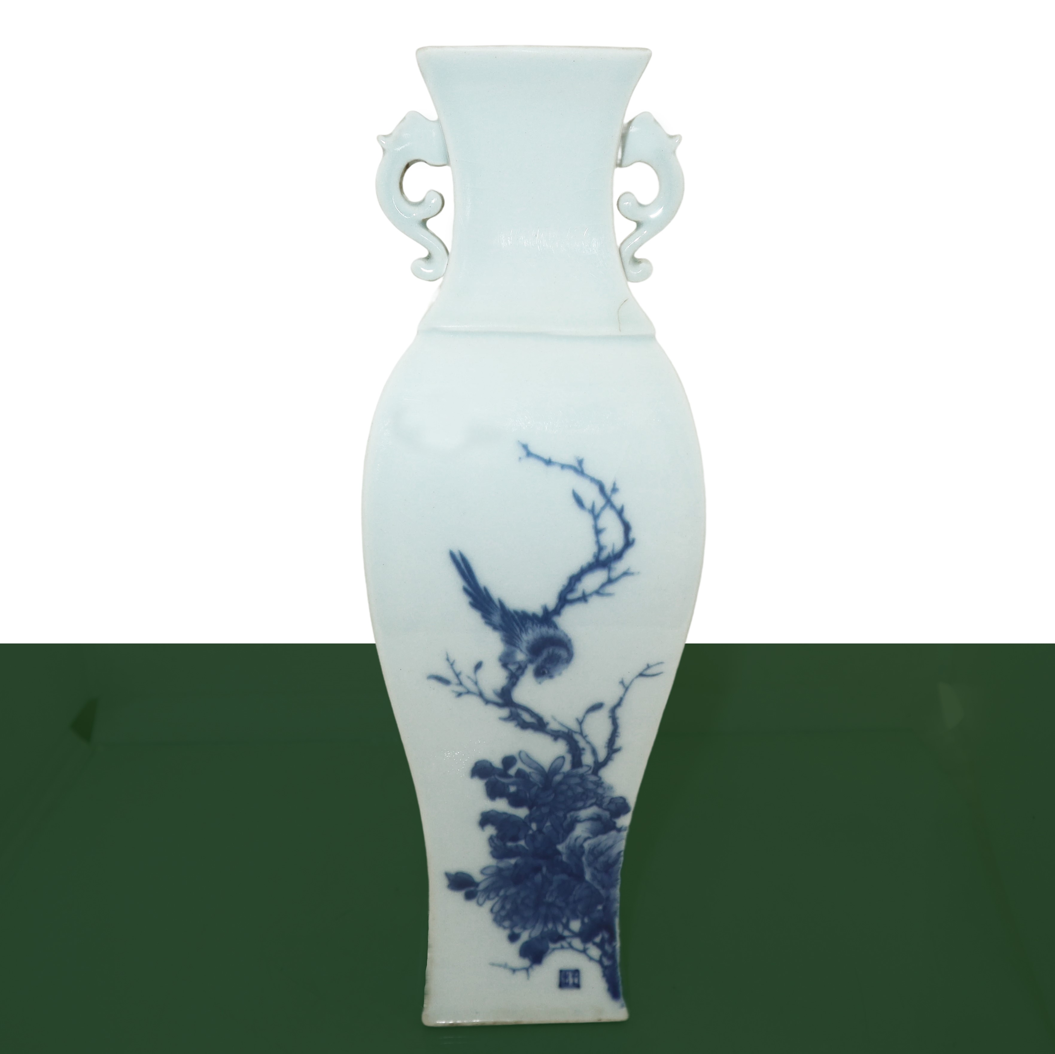 Coppia di vasi a sfondo bianco con decori floreali blu