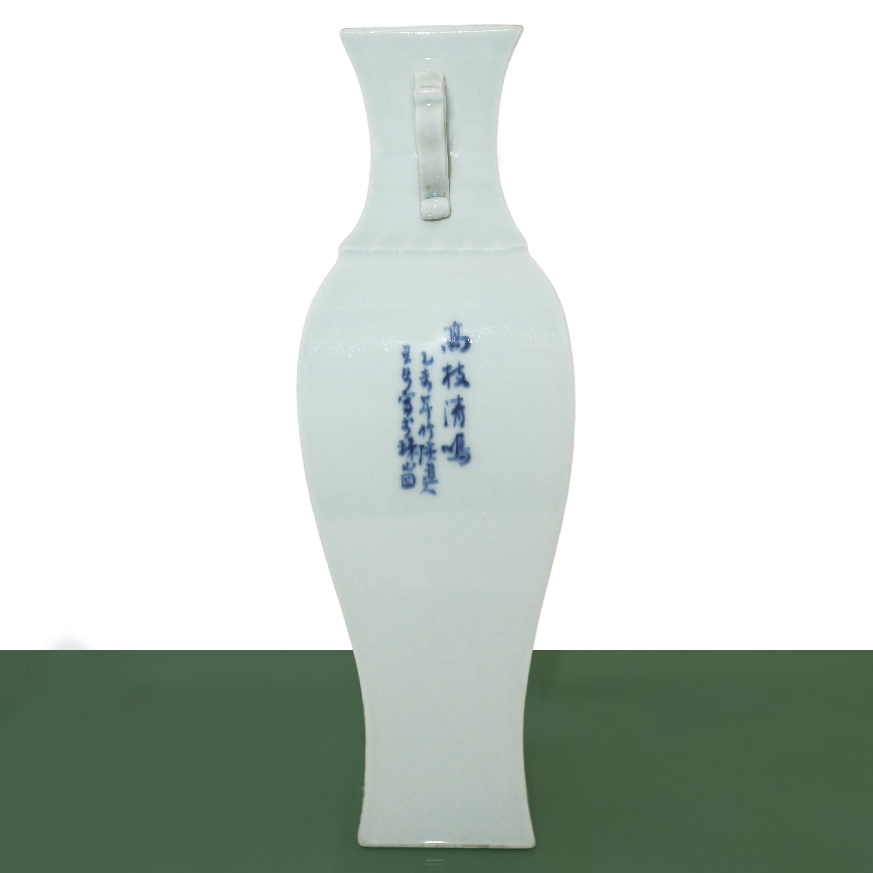 Coppia di vasi a sfondo bianco con decori floreali blu