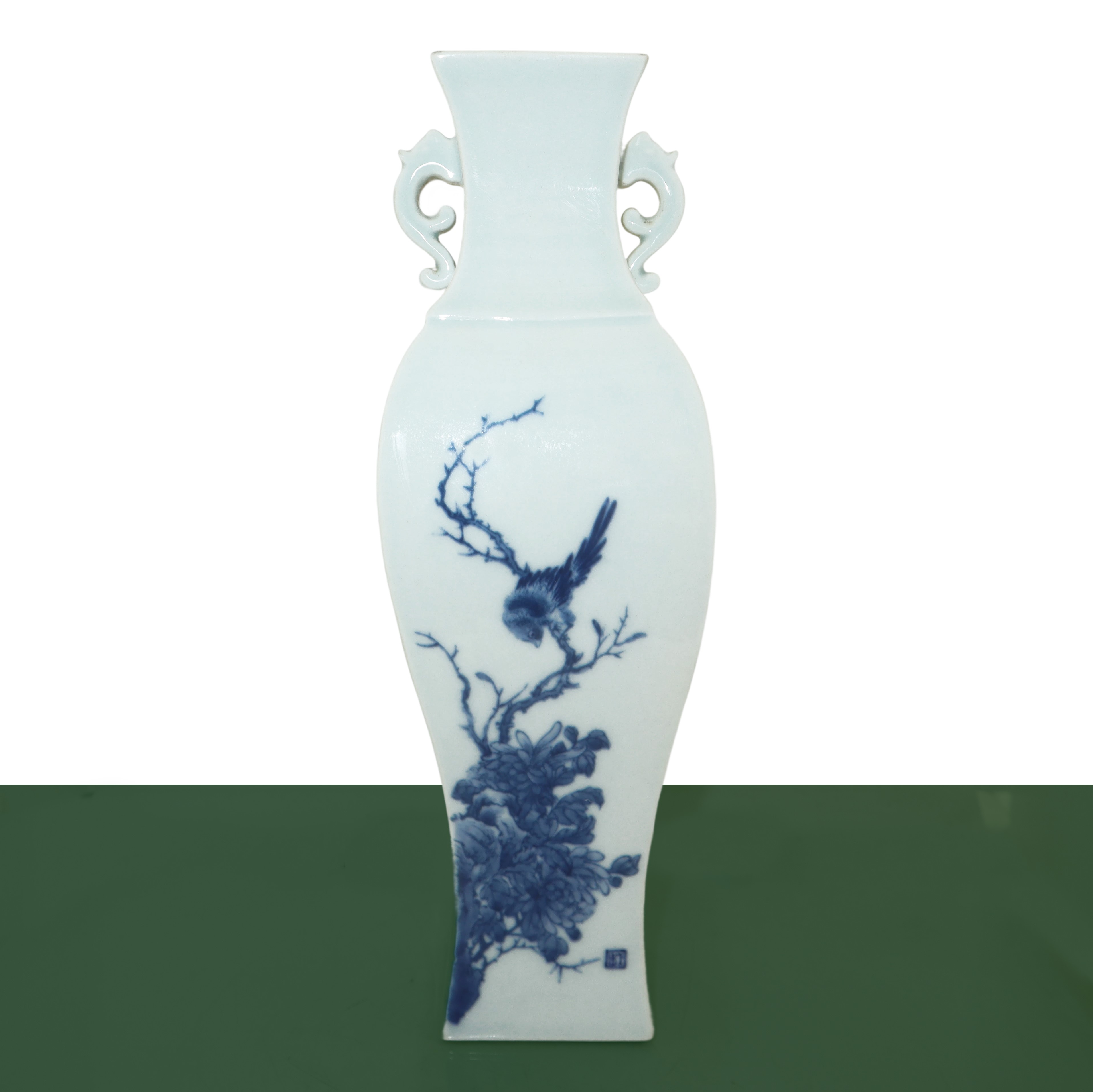 Coppia di vasi a sfondo bianco con decori floreali blu