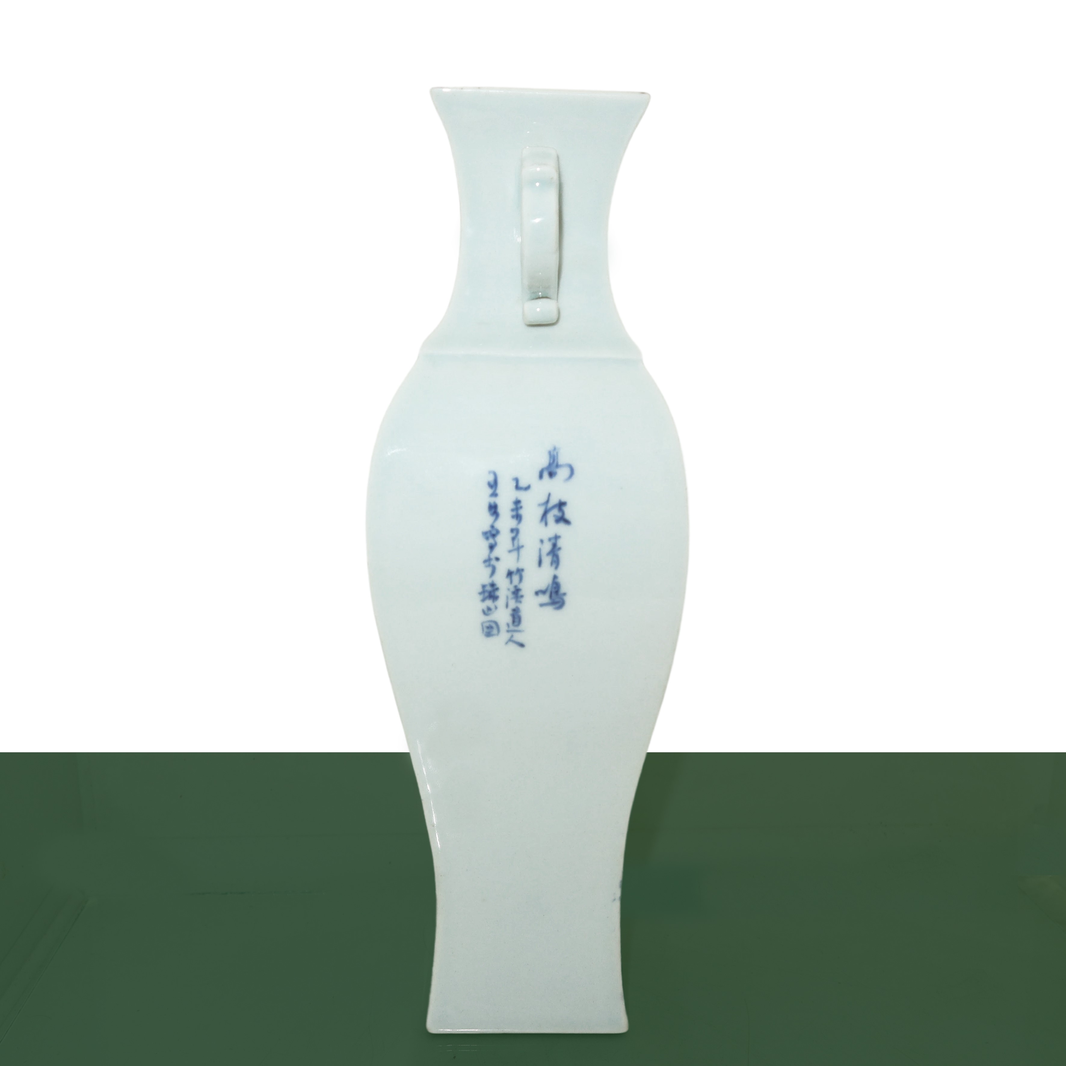 Coppia di vasi a sfondo bianco con decori floreali blu