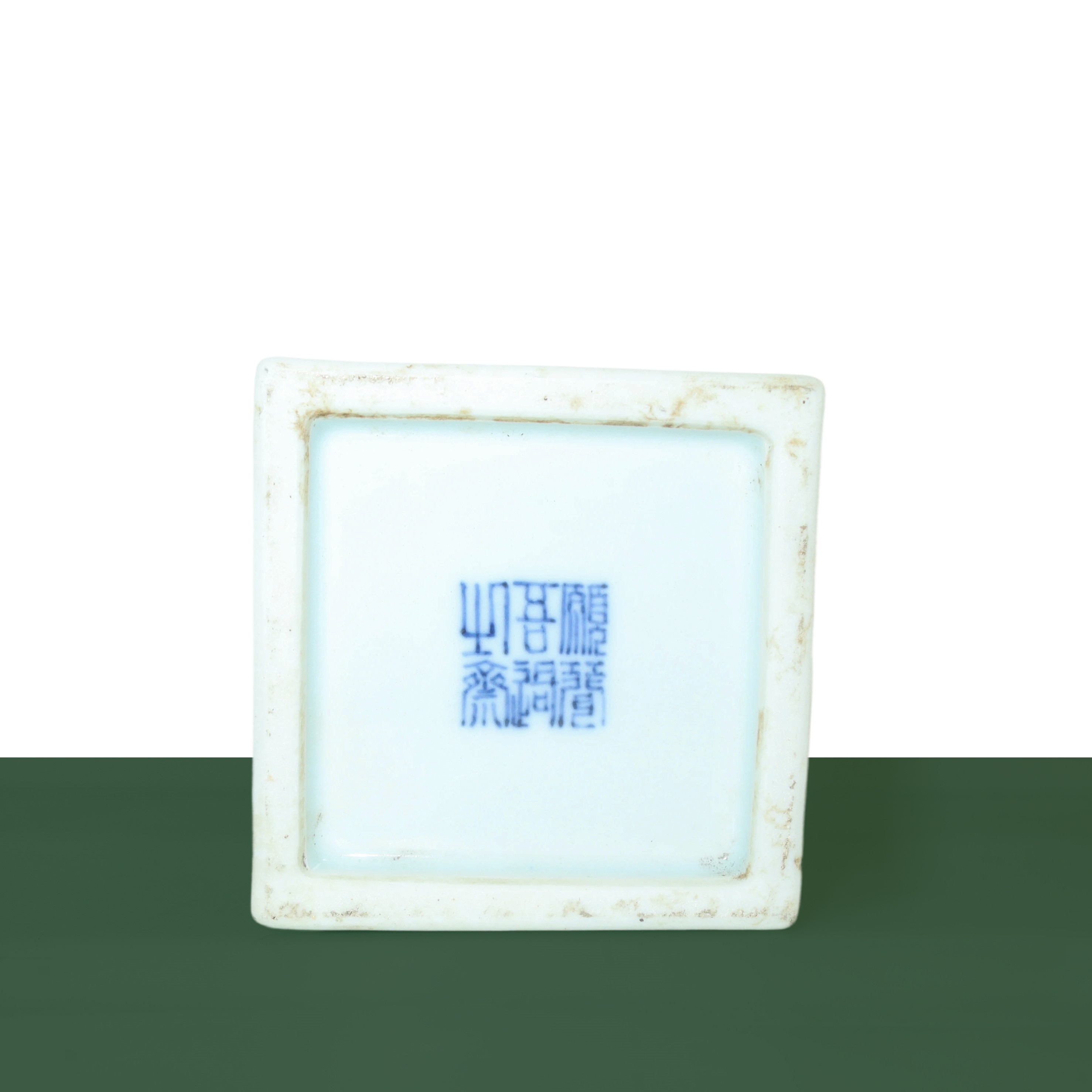 Coppia di vasi a sfondo bianco con decori floreali blu