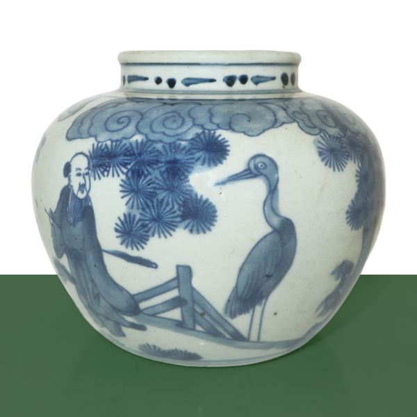 Vaso dipinto nei toni bianco e blu con personaggi