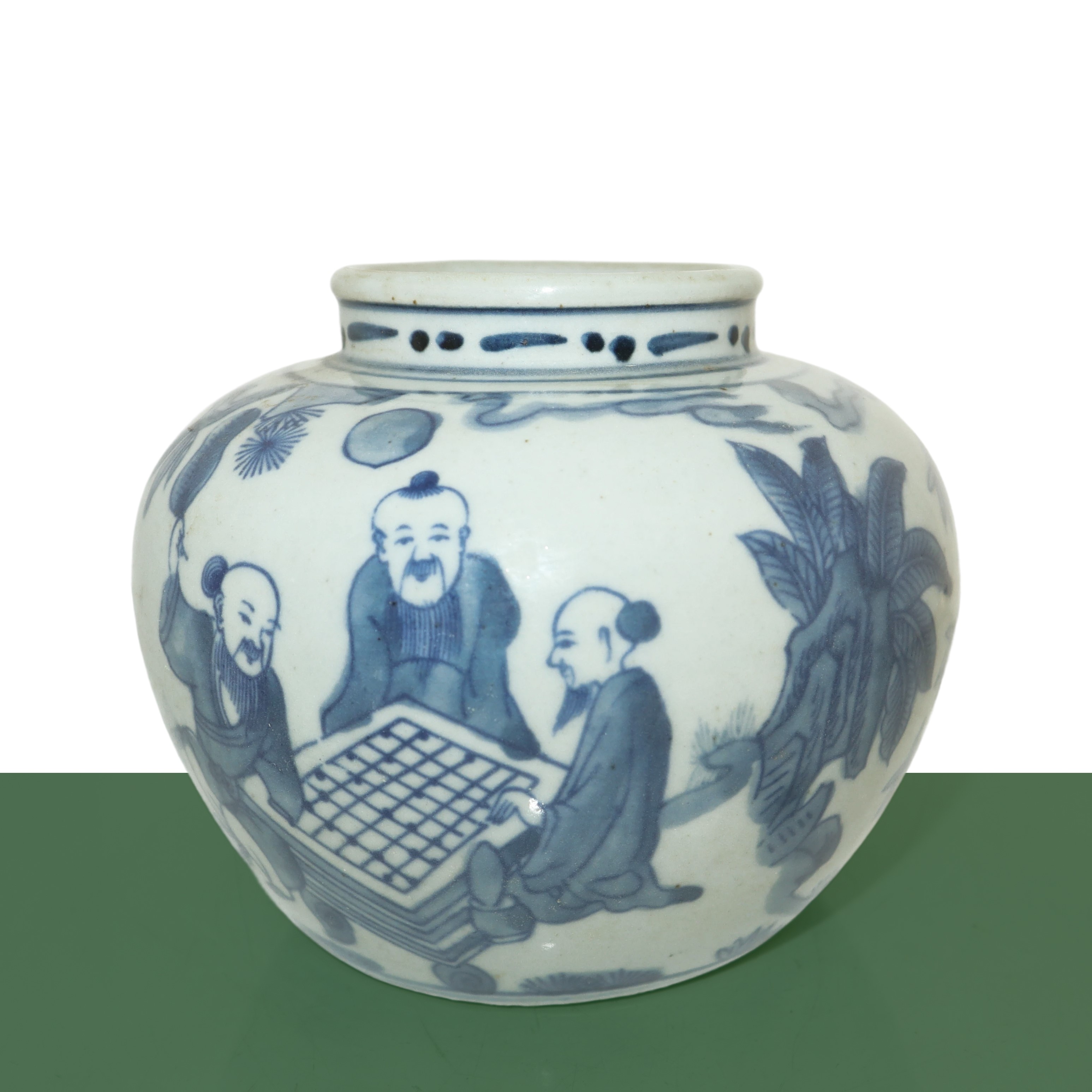 Vaso dipinto nei toni bianco e blu con personaggi