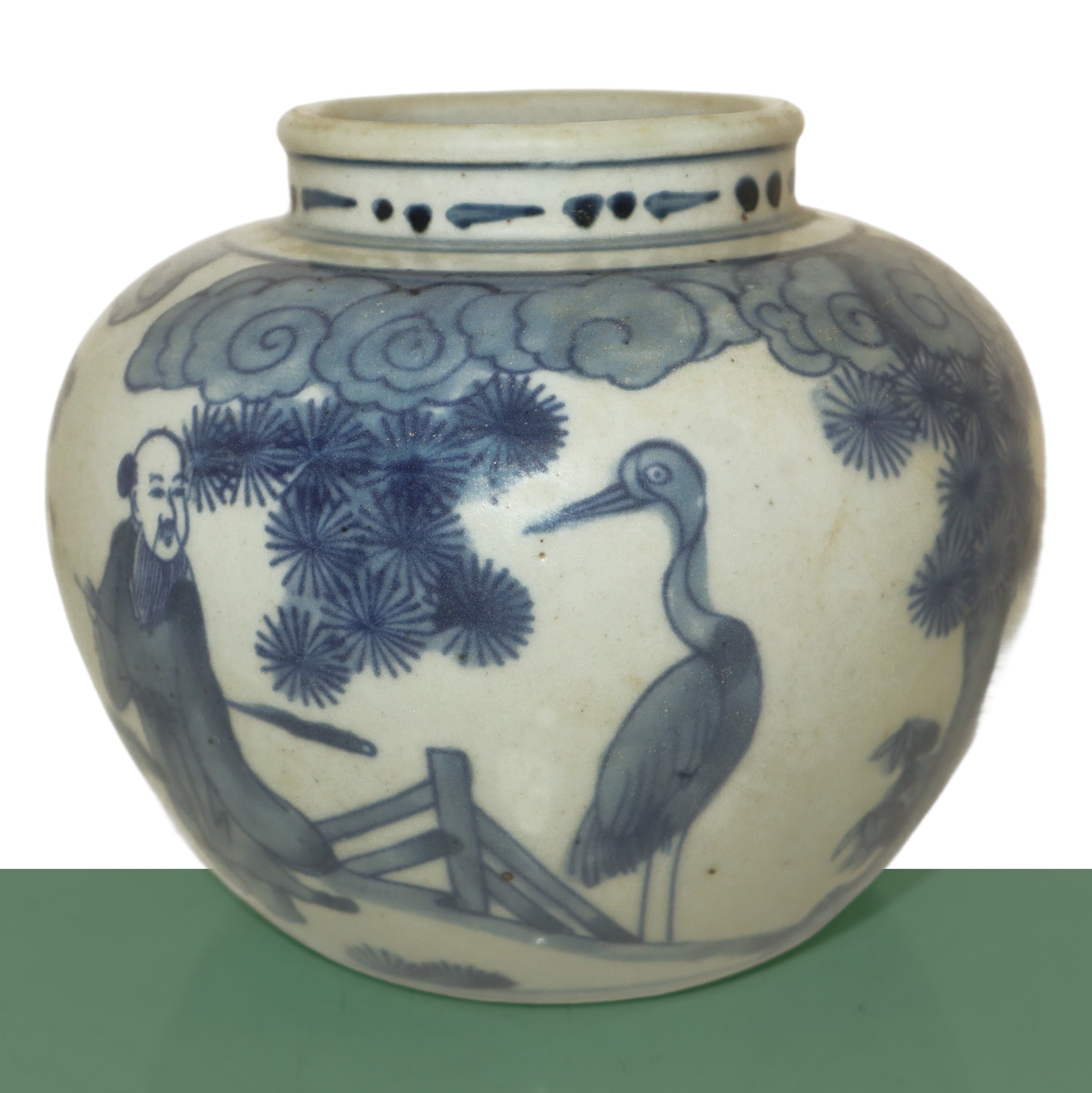 Vaso dipinto nei toni bianco e blu con personaggi