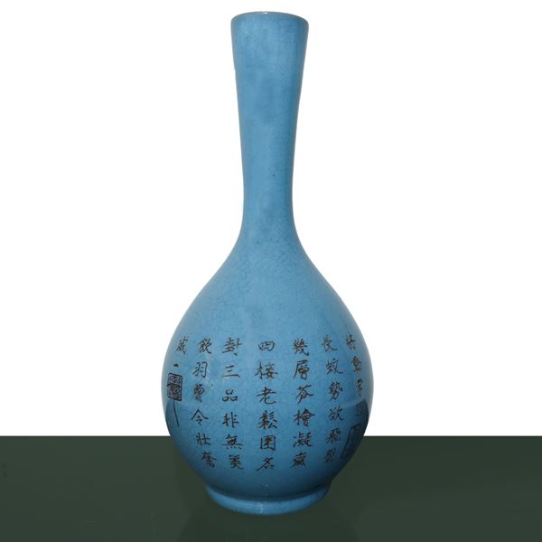 Vaso cinese in porcellana azzurra con iscrizioni incise
