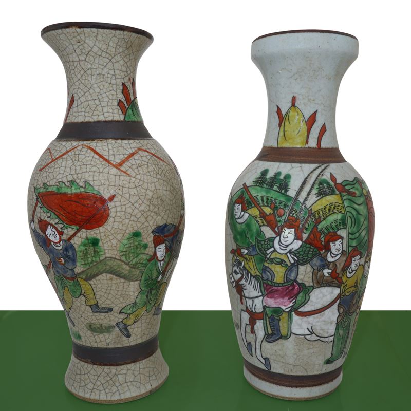 Coppia di vasi con decoro policromo raffigurante soldati