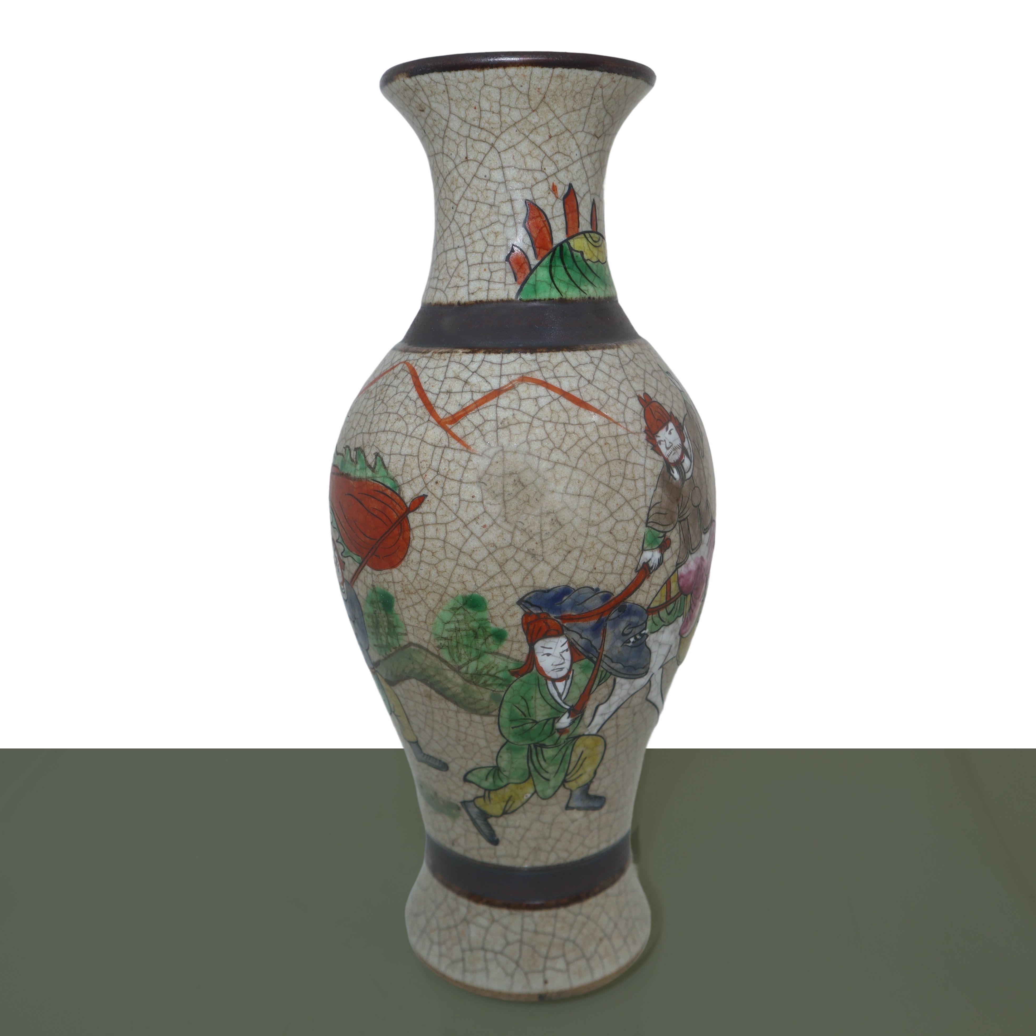 Coppia di vasi con decoro policromo raffigurante soldati