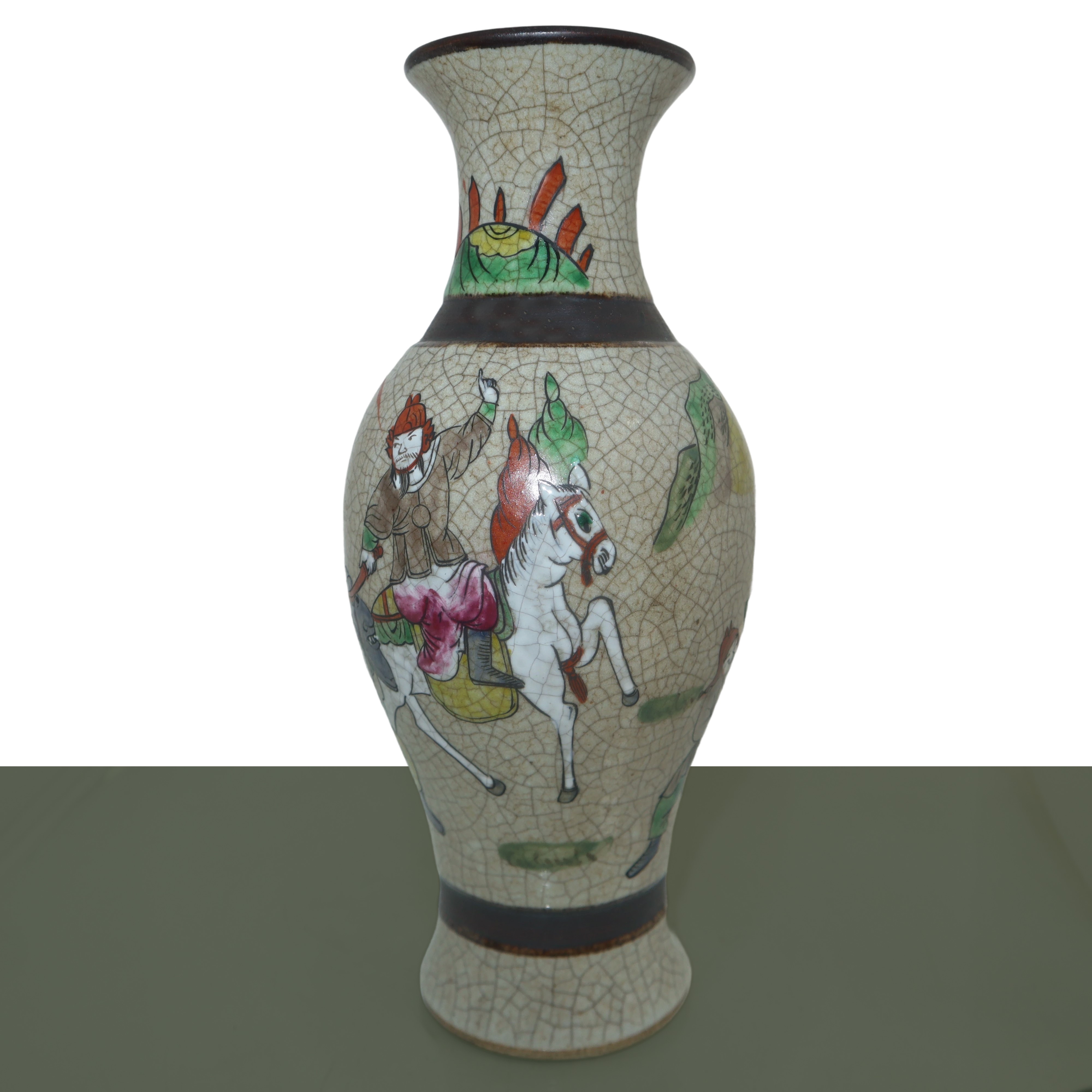 Coppia di vasi con decoro policromo raffigurante soldati