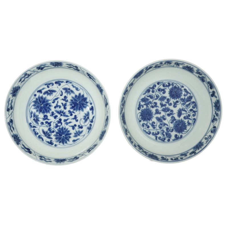 Coppia di piatti cinesi nei toni bianco e blu