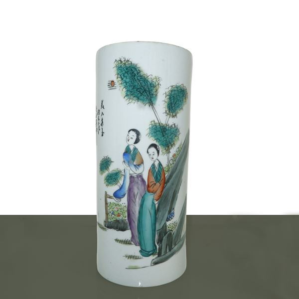 Pen holder with depictions of celebrities and Chinese paintings