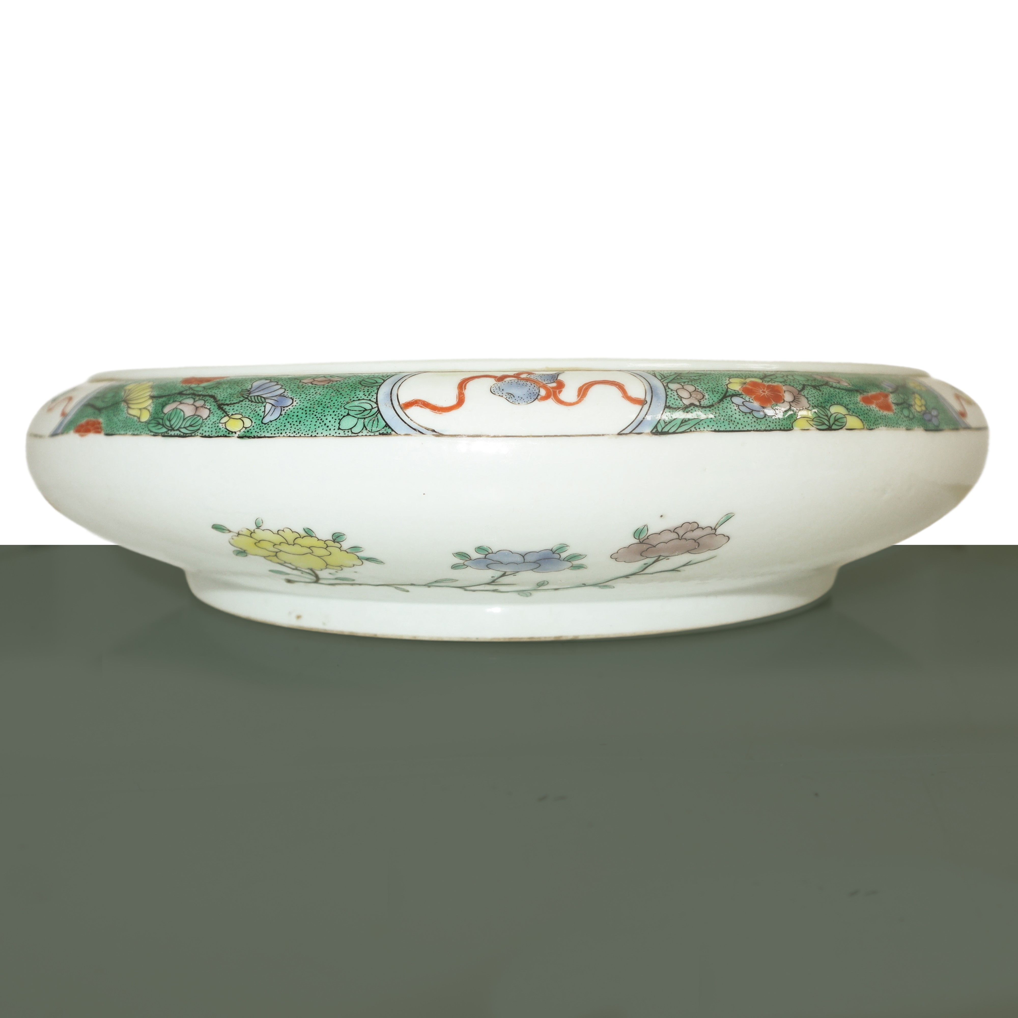 Lavapennelli con decoro policromo raffigurante personaggi