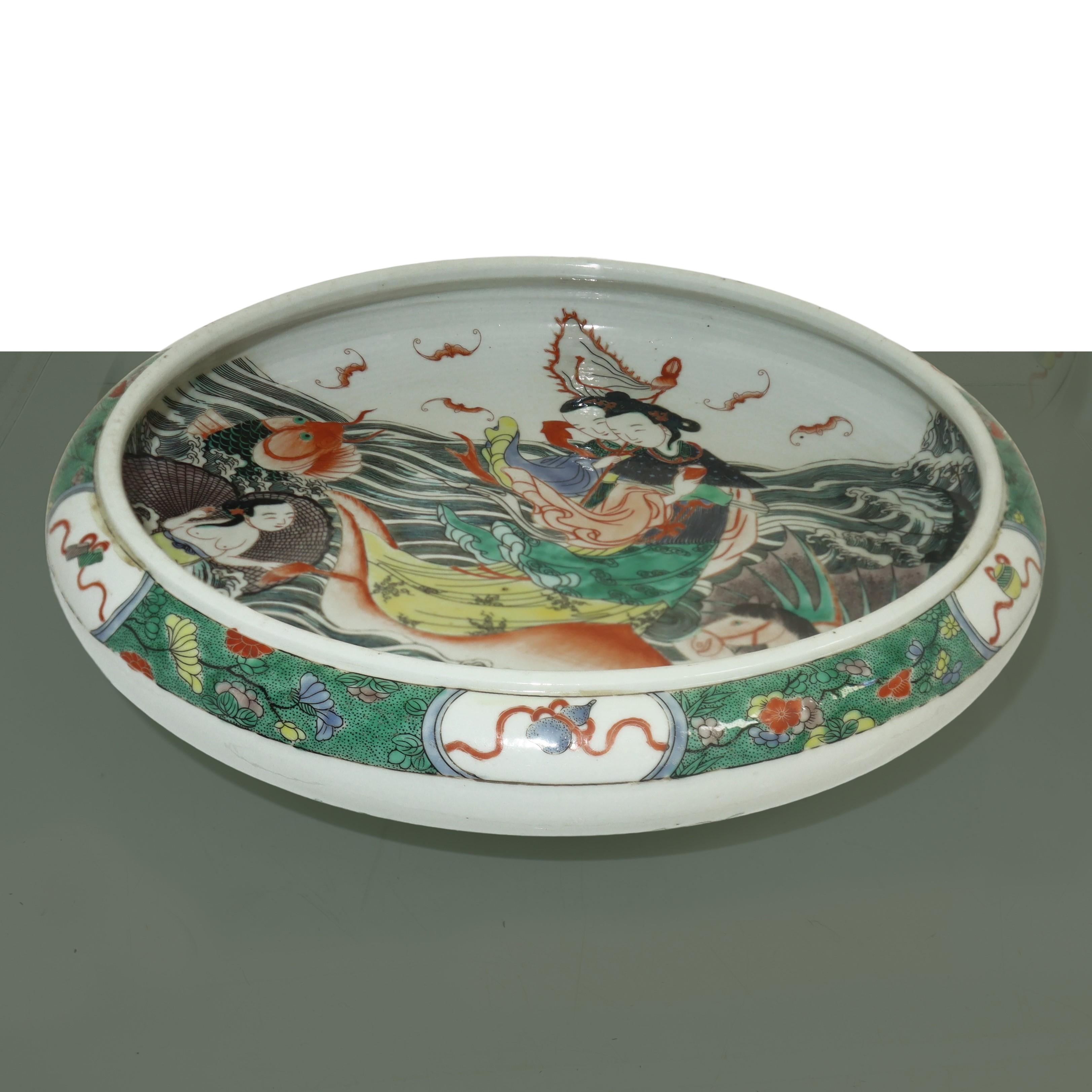 Lavapennelli con decoro policromo raffigurante personaggi