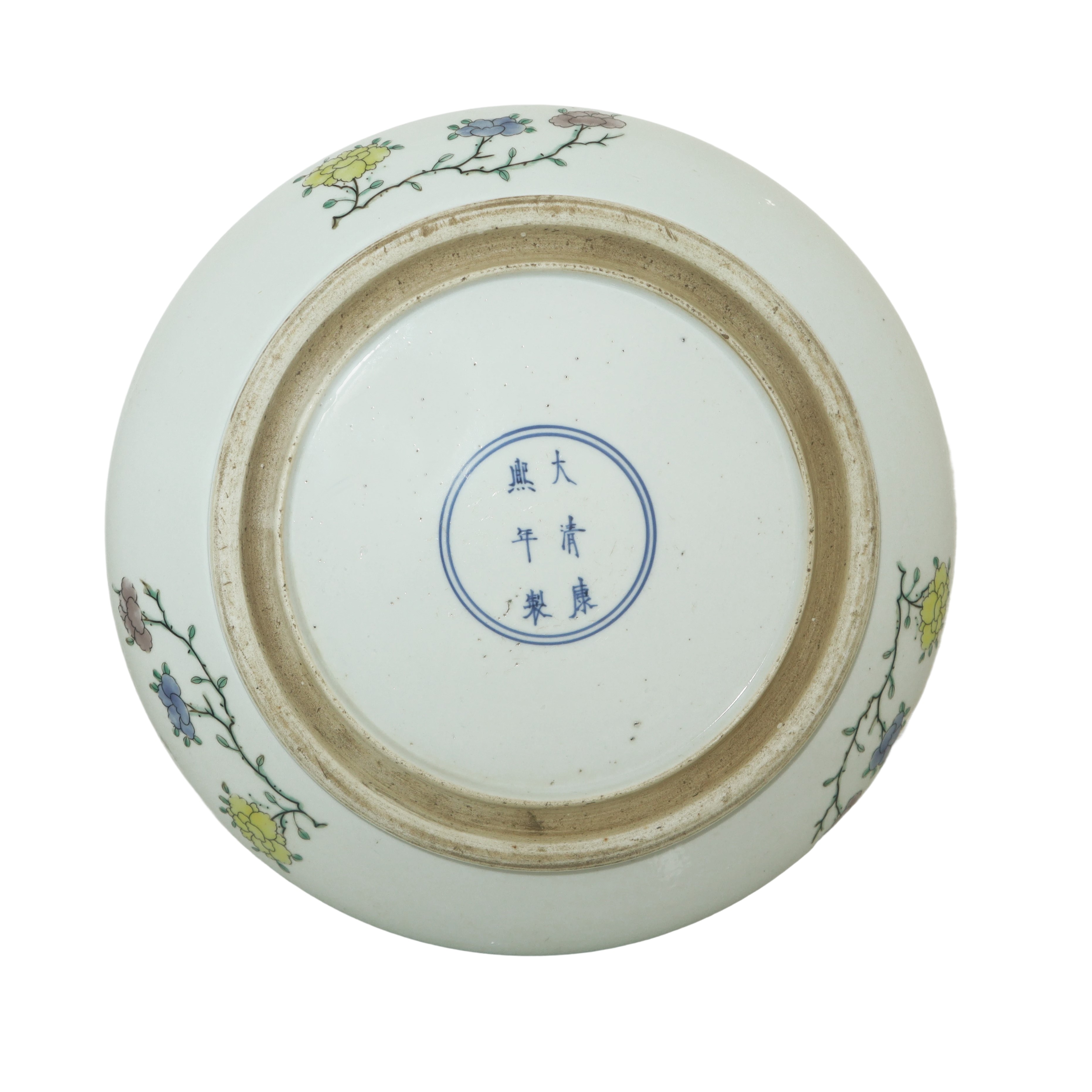 Lavapennelli con decoro policromo raffigurante personaggi