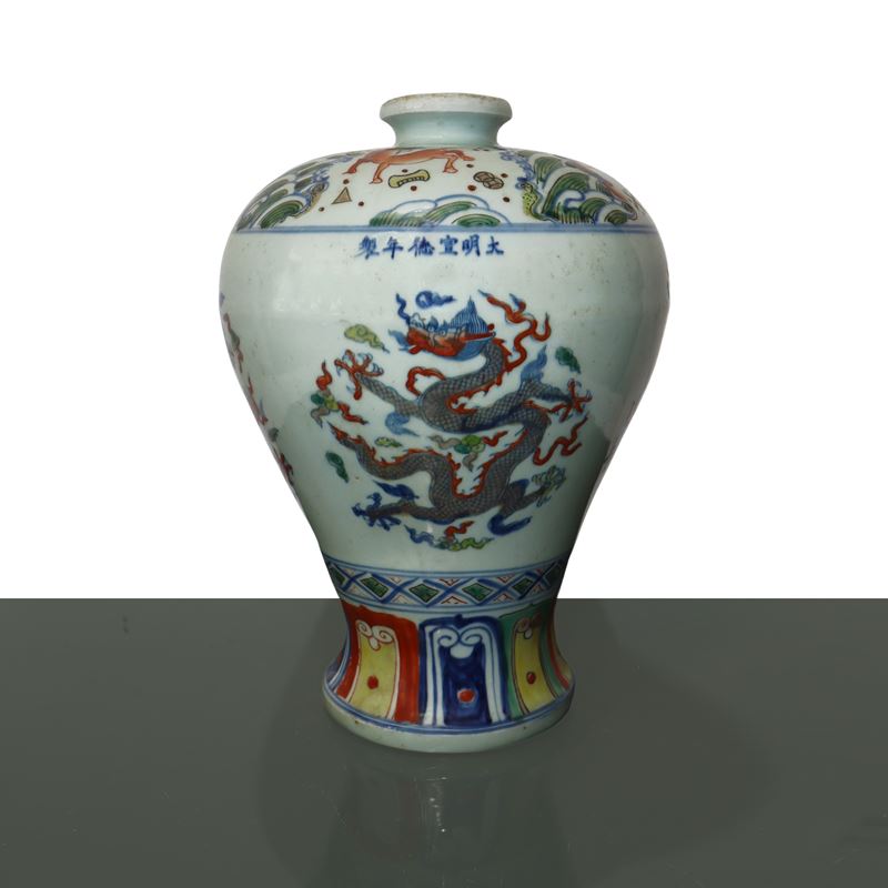 Vaso cinese Doucai Meiping dipinta con motivi tradizionali di dragoni