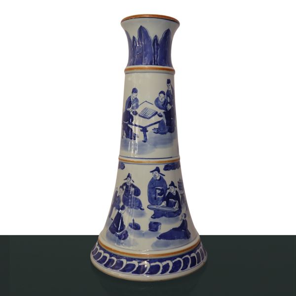 Lampada cinese decorata con scene di vita quotidiana nei toni del blu e del bianco