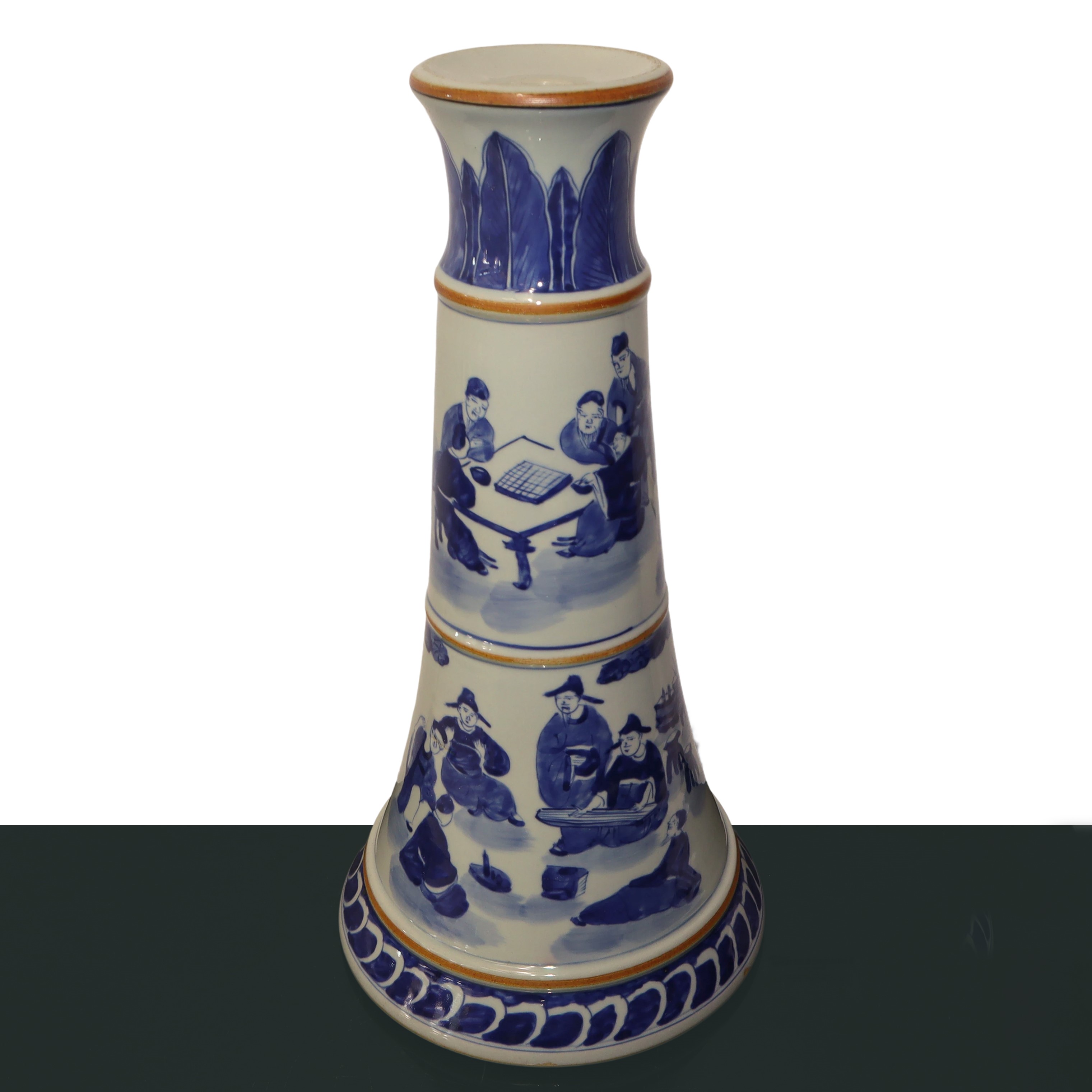 Lampada cinese decorata con scene di vita quotidiana nei toni del blu e del bianco