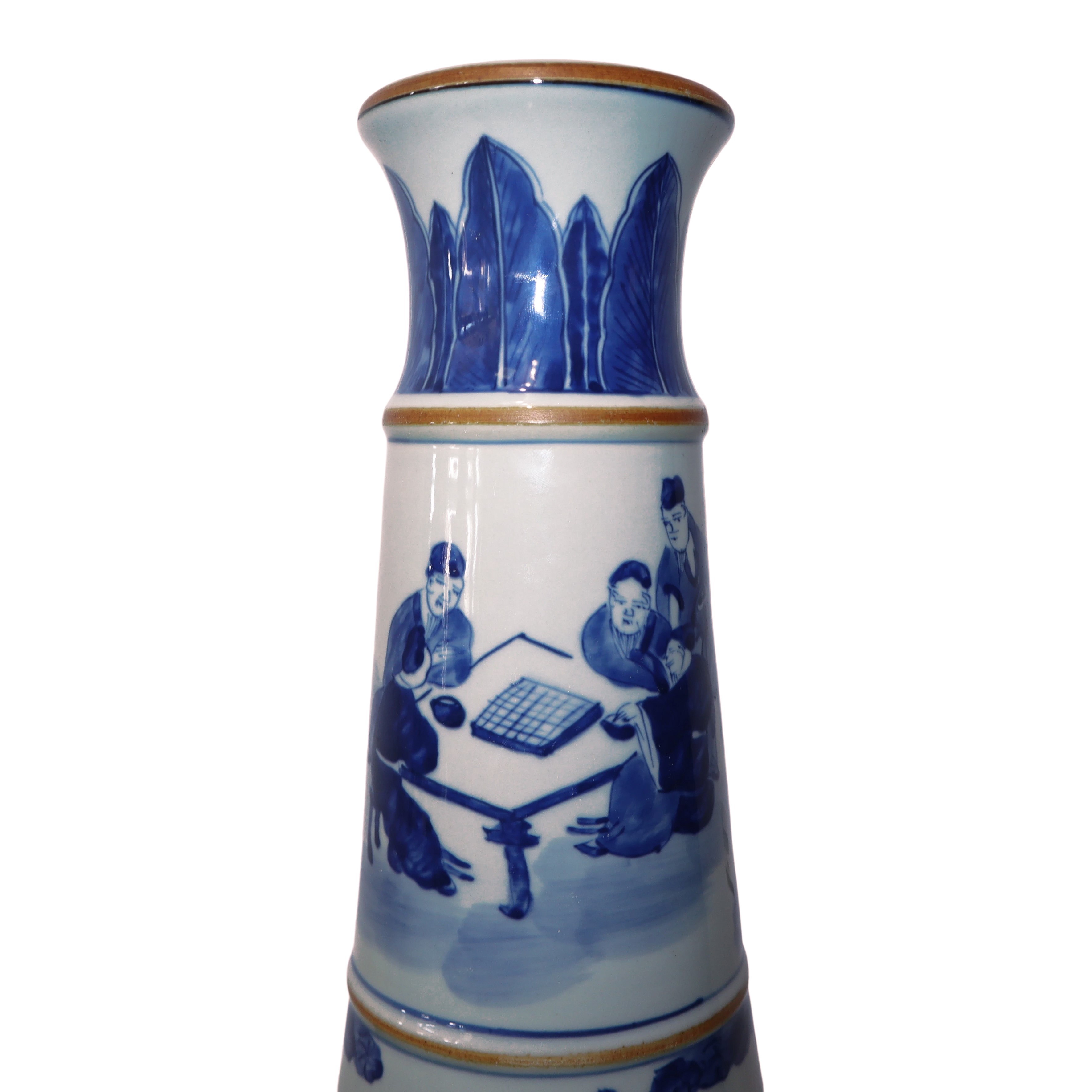 Lampada cinese decorata con scene di vita quotidiana nei toni del blu e del bianco