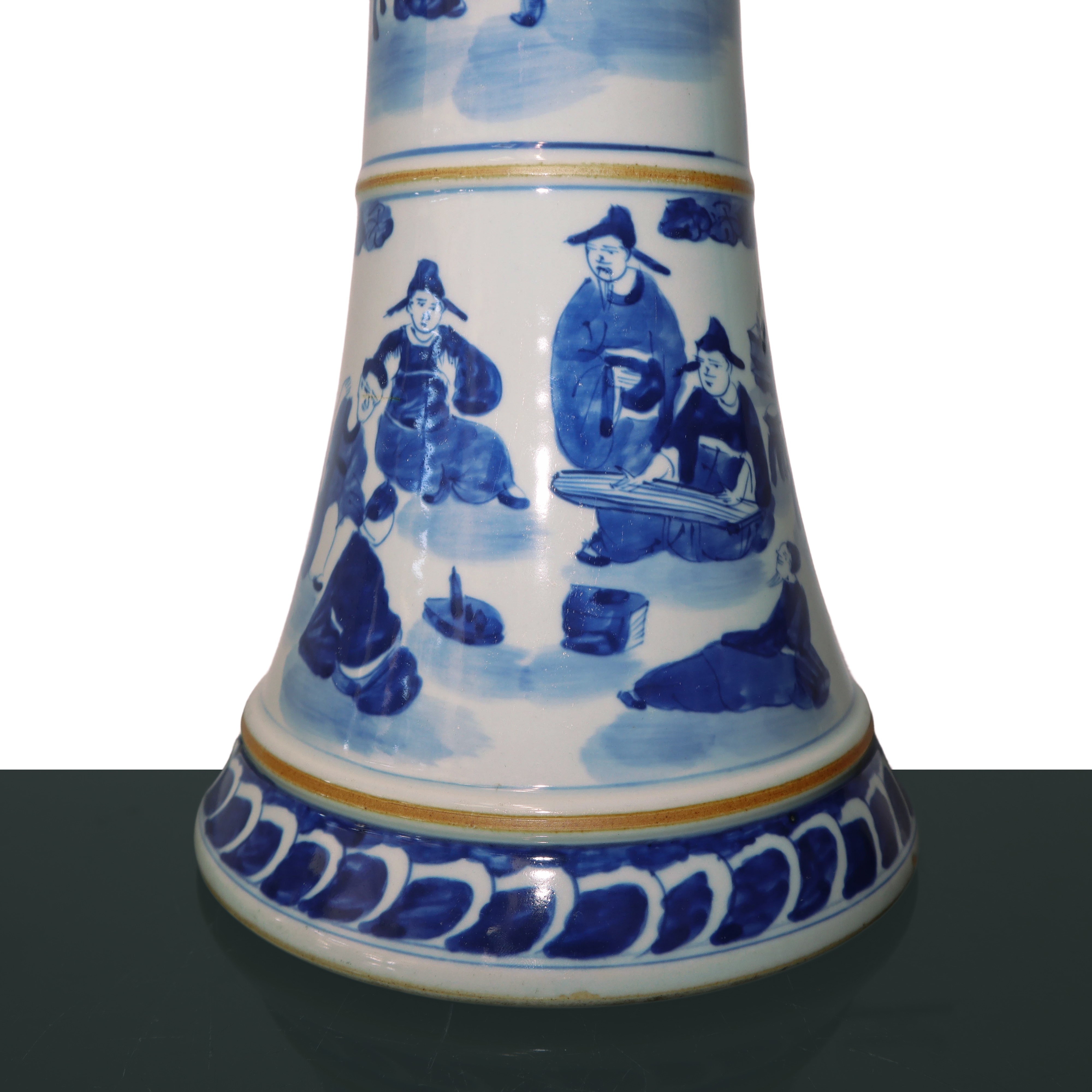 Lampada cinese decorata con scene di vita quotidiana nei toni del blu e del bianco