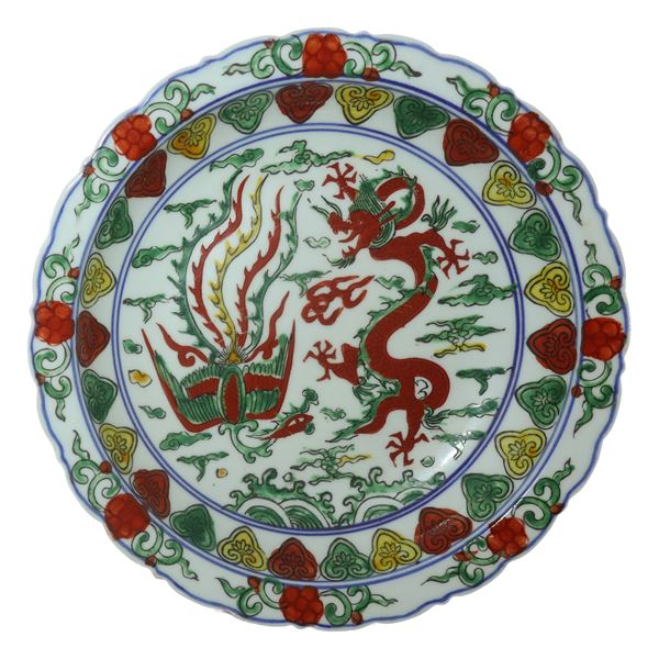 Piatto con decoro policromo di drago e fenice