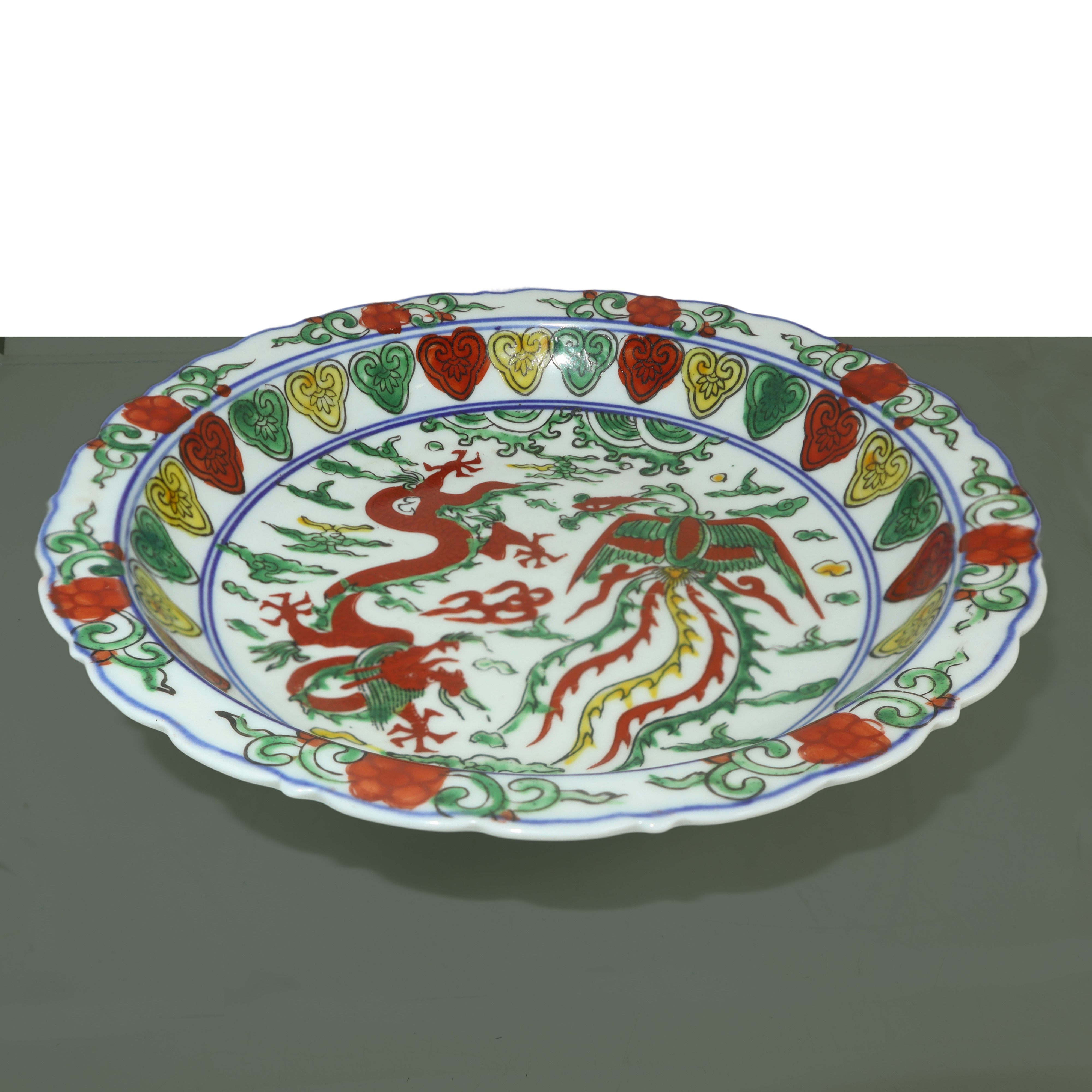 Piatto con decoro policromo di drago e fenice