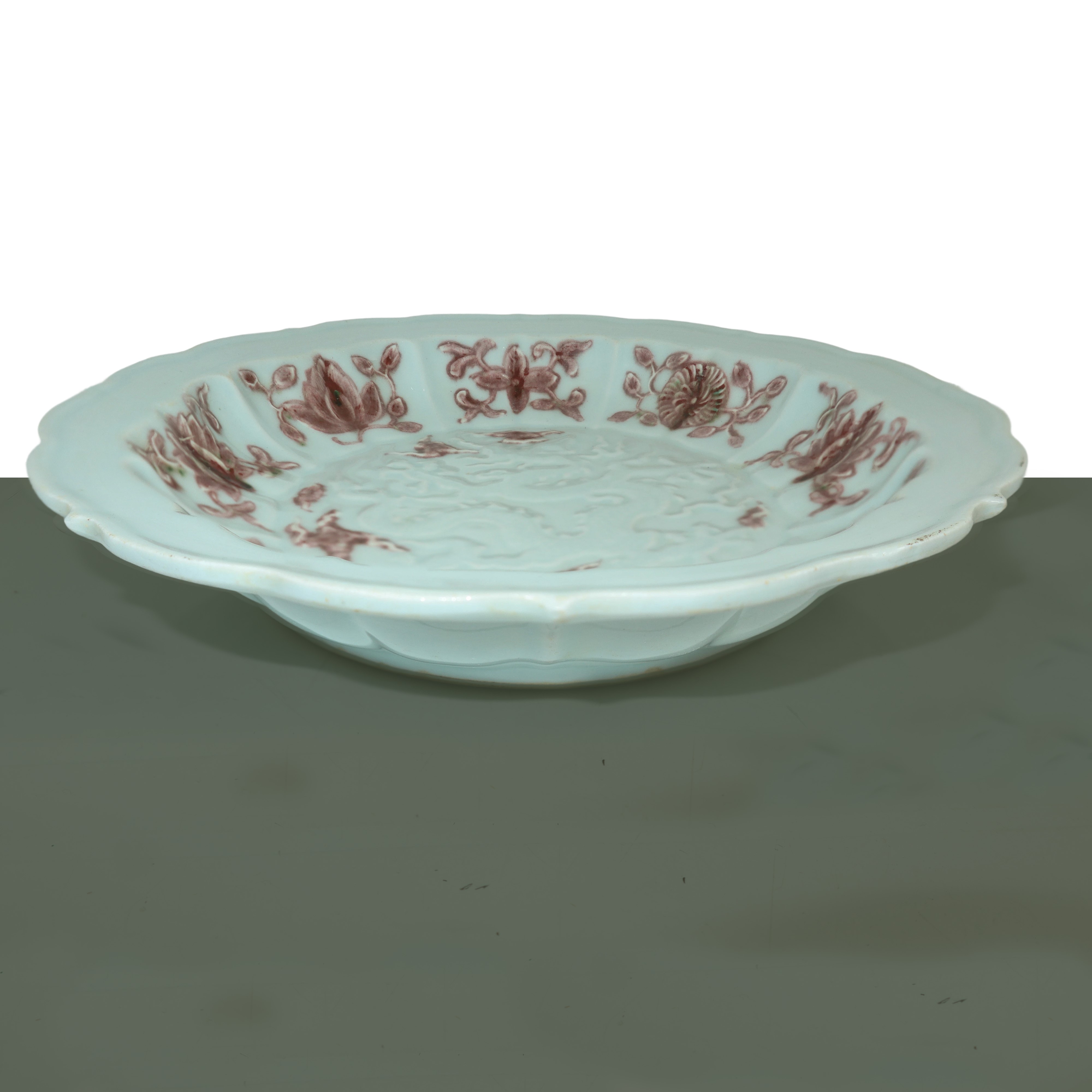 Piatto nei toni celeste e marrone con bassorilievo di drago