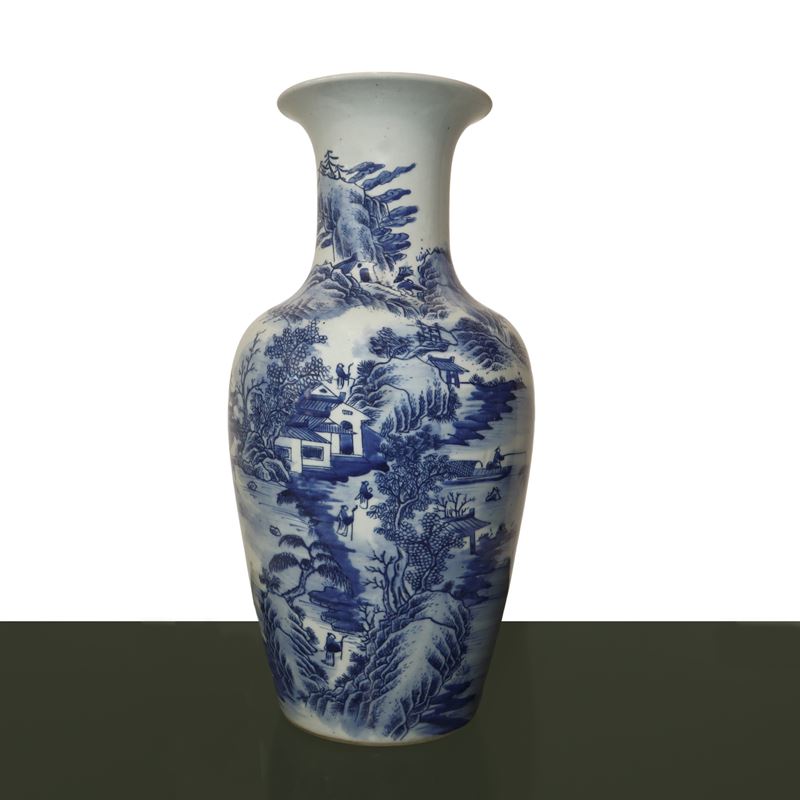 Vaso cinese in porcellana decorata nei toni del bianco e del blu con scene raffiguranti un villag...