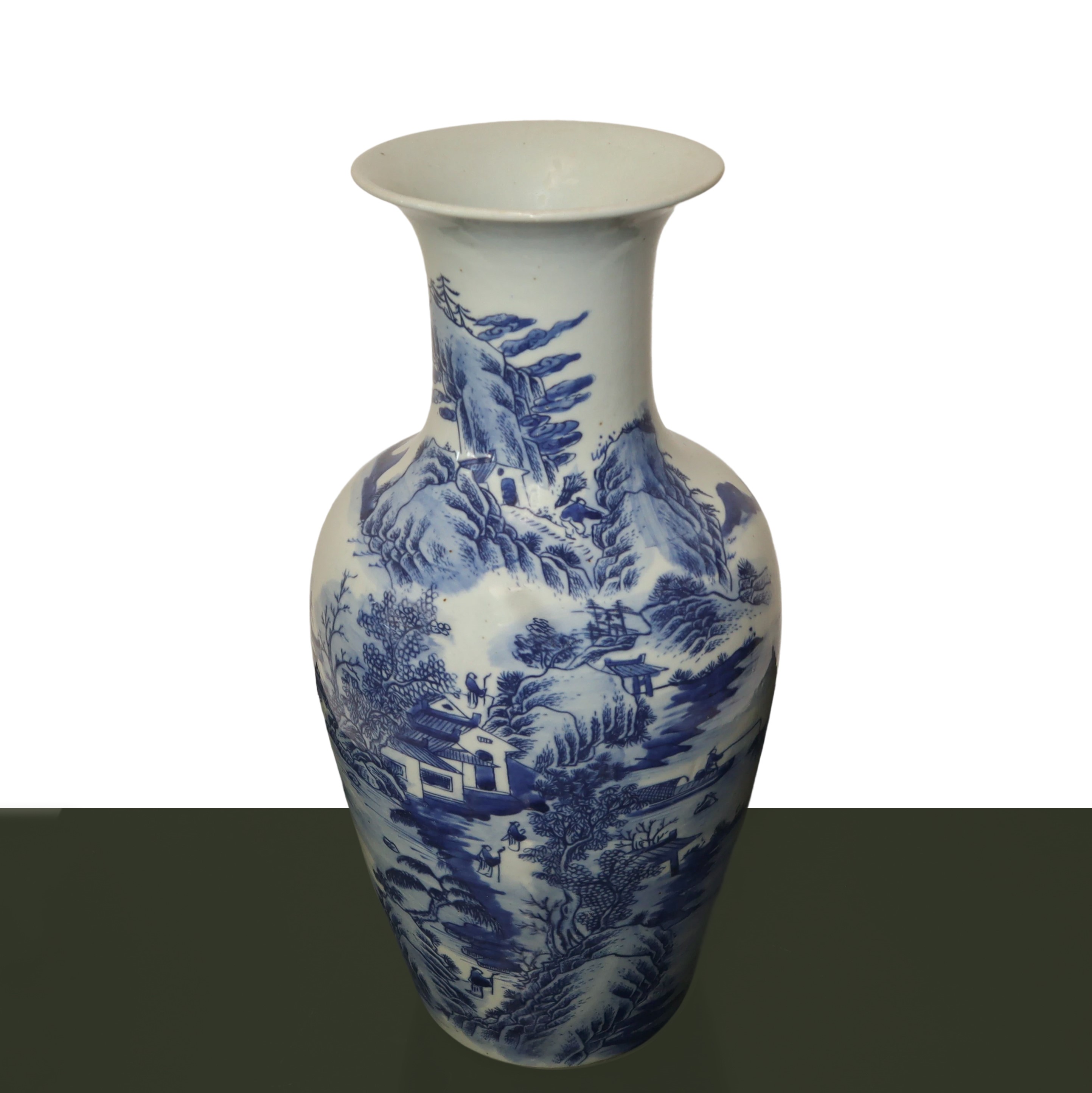 Vaso cinese in porcellana decorata nei toni del bianco e del blu con scene raffiguranti un villag...