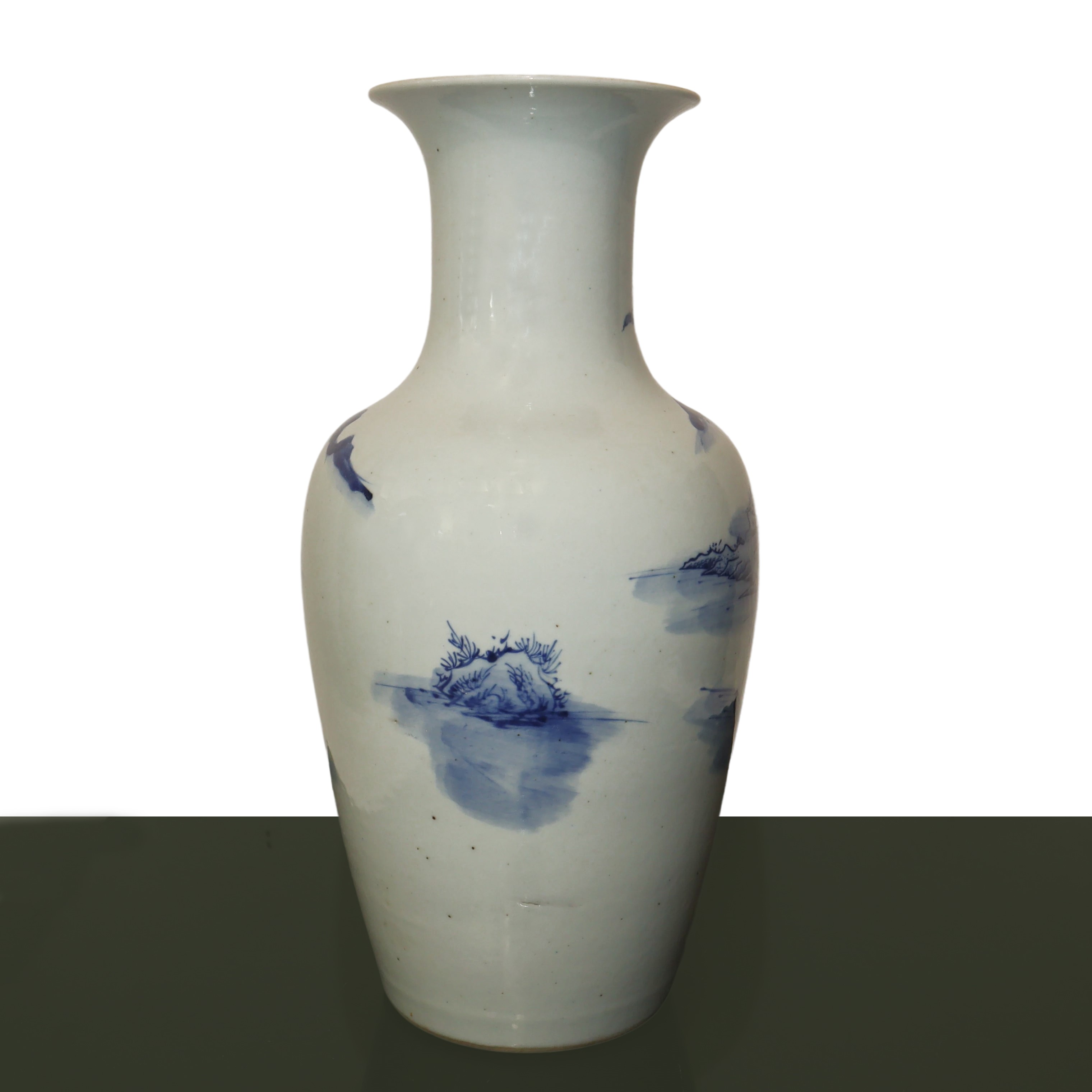 Vaso cinese in porcellana decorata nei toni del bianco e del blu con scene raffiguranti un villag...