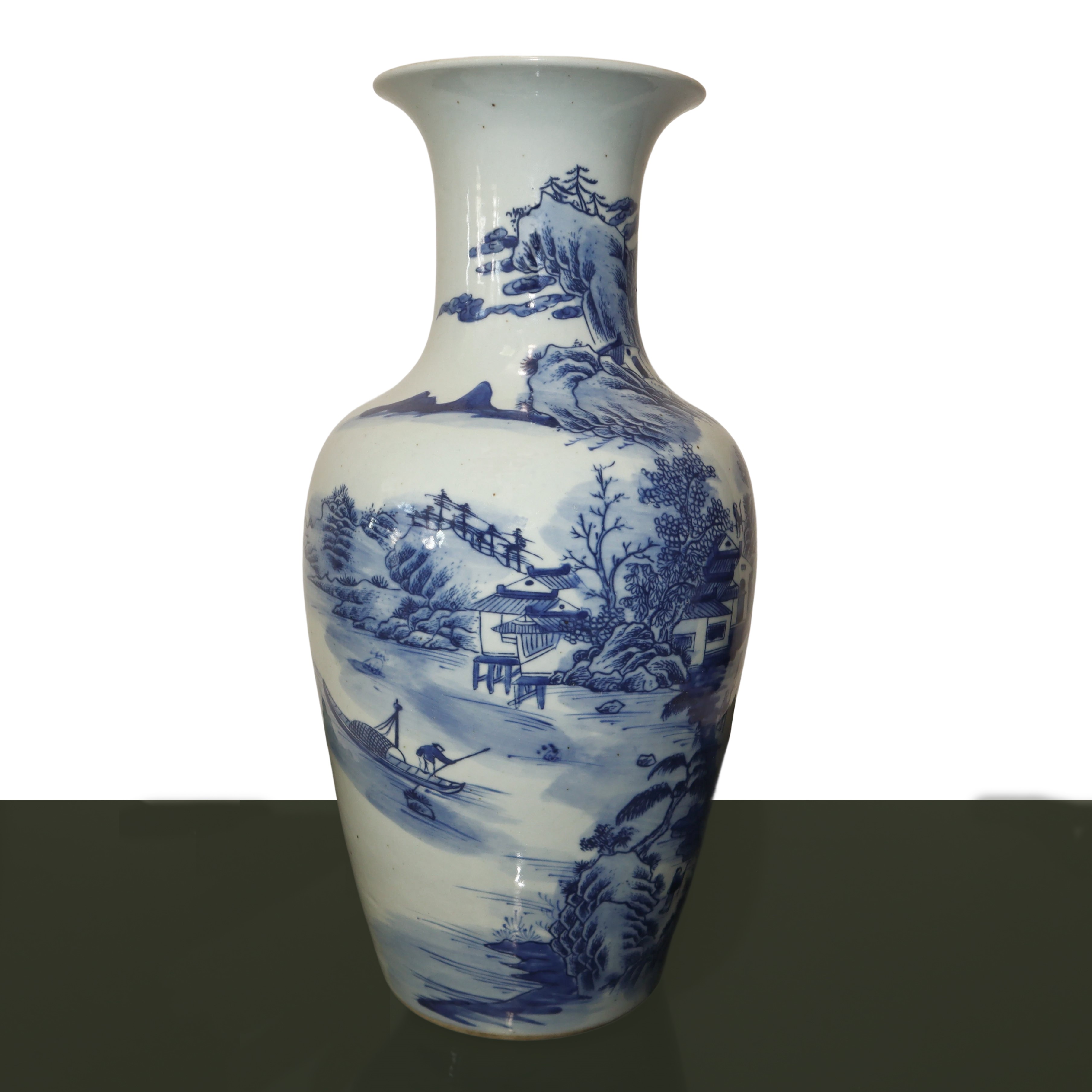 Vaso cinese in porcellana decorata nei toni del bianco e del blu con scene raffiguranti un villag...