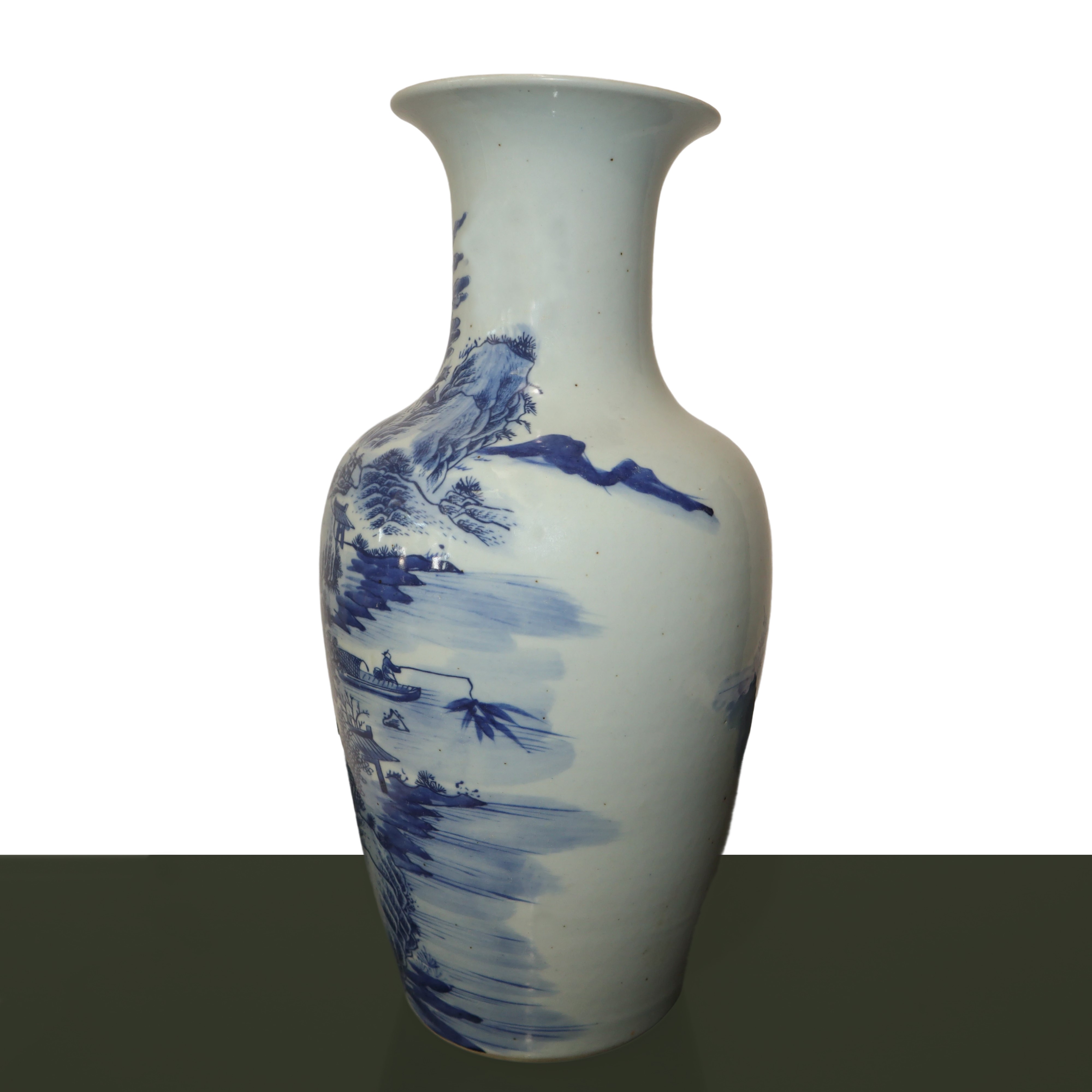 Vaso cinese in porcellana decorata nei toni del bianco e del blu con scene raffiguranti un villag...