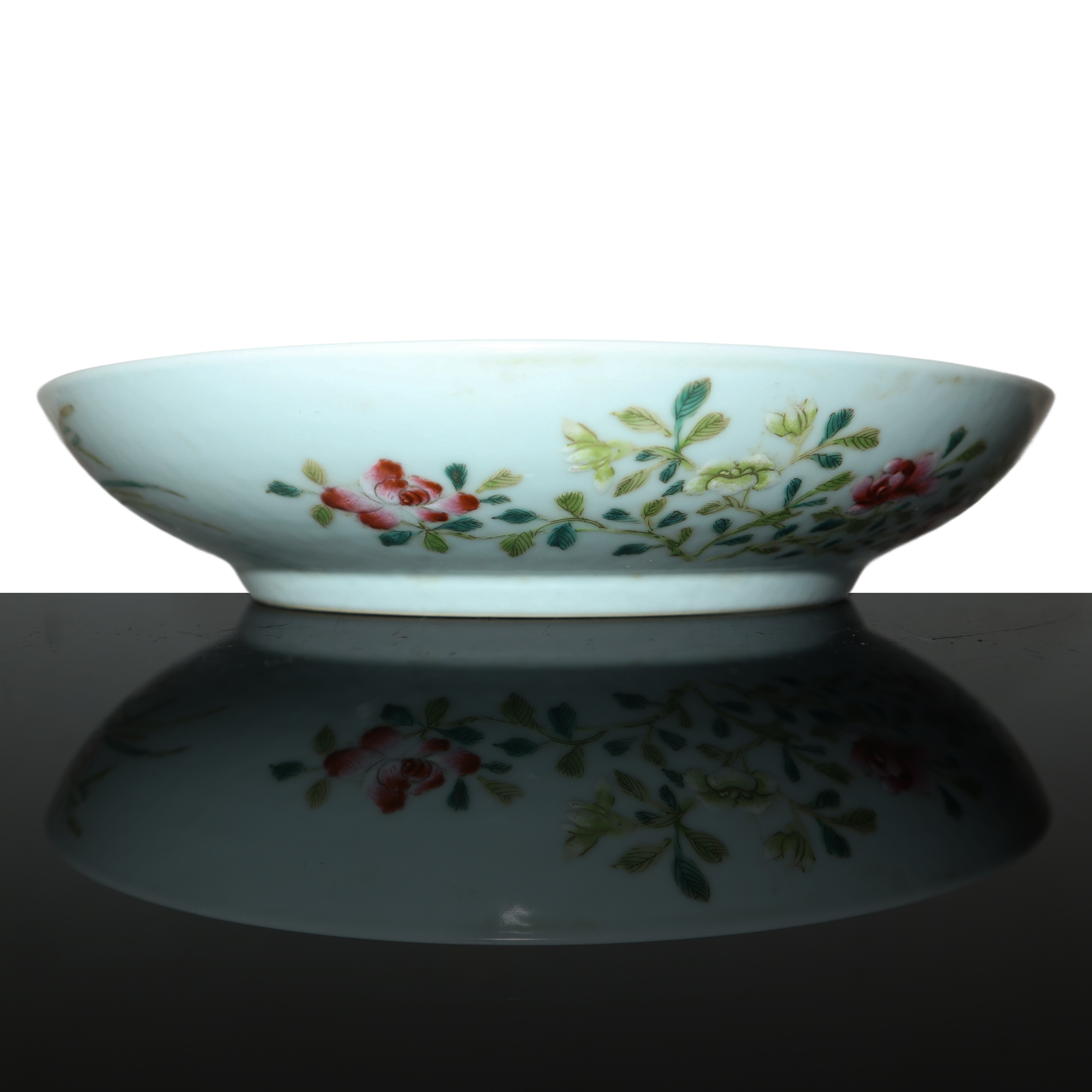 Piatto cinese in porcellana con decoro policromo sul fronte e sul retro decoro floreale