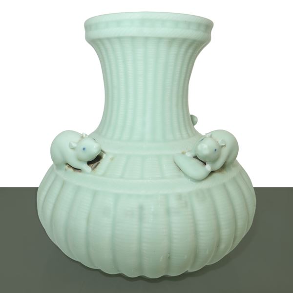 Vaso cinese con decori a forma di animali