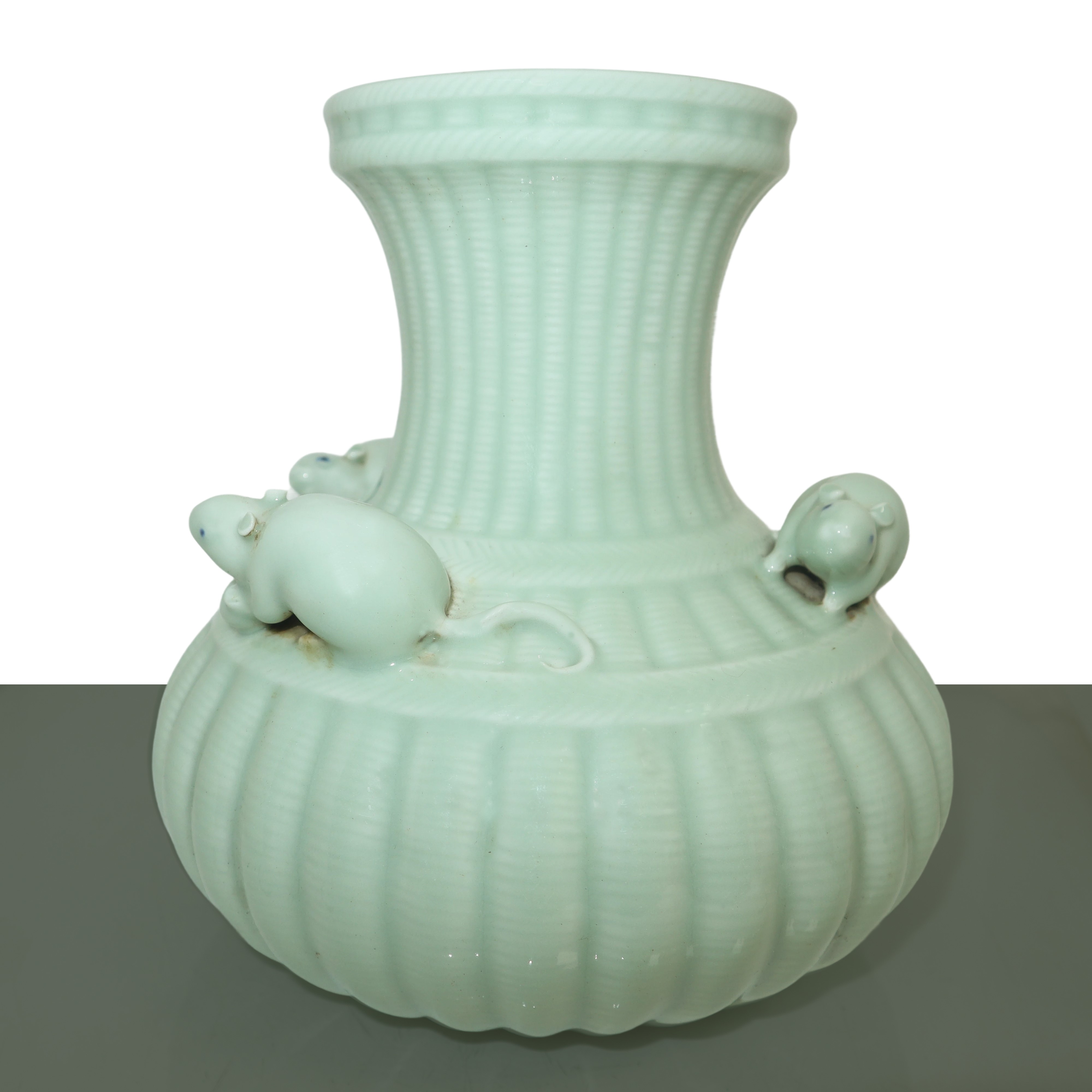 Vaso cinese con decori a forma di animali