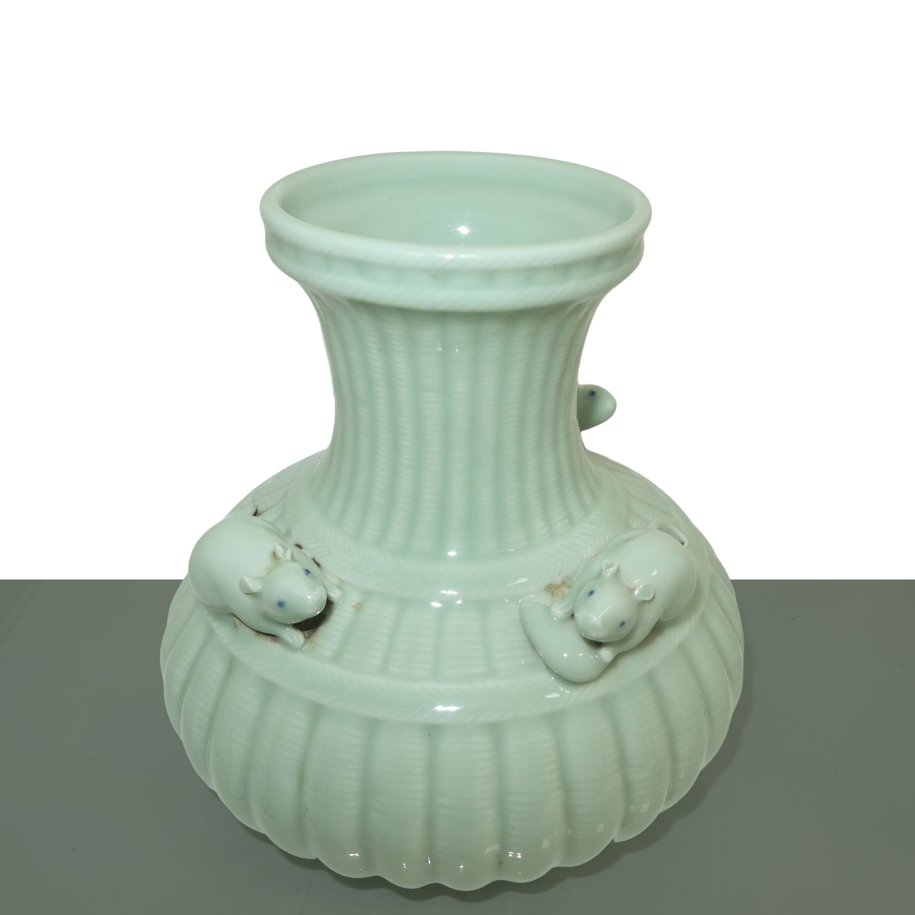 Vaso cinese con decori a forma di animali