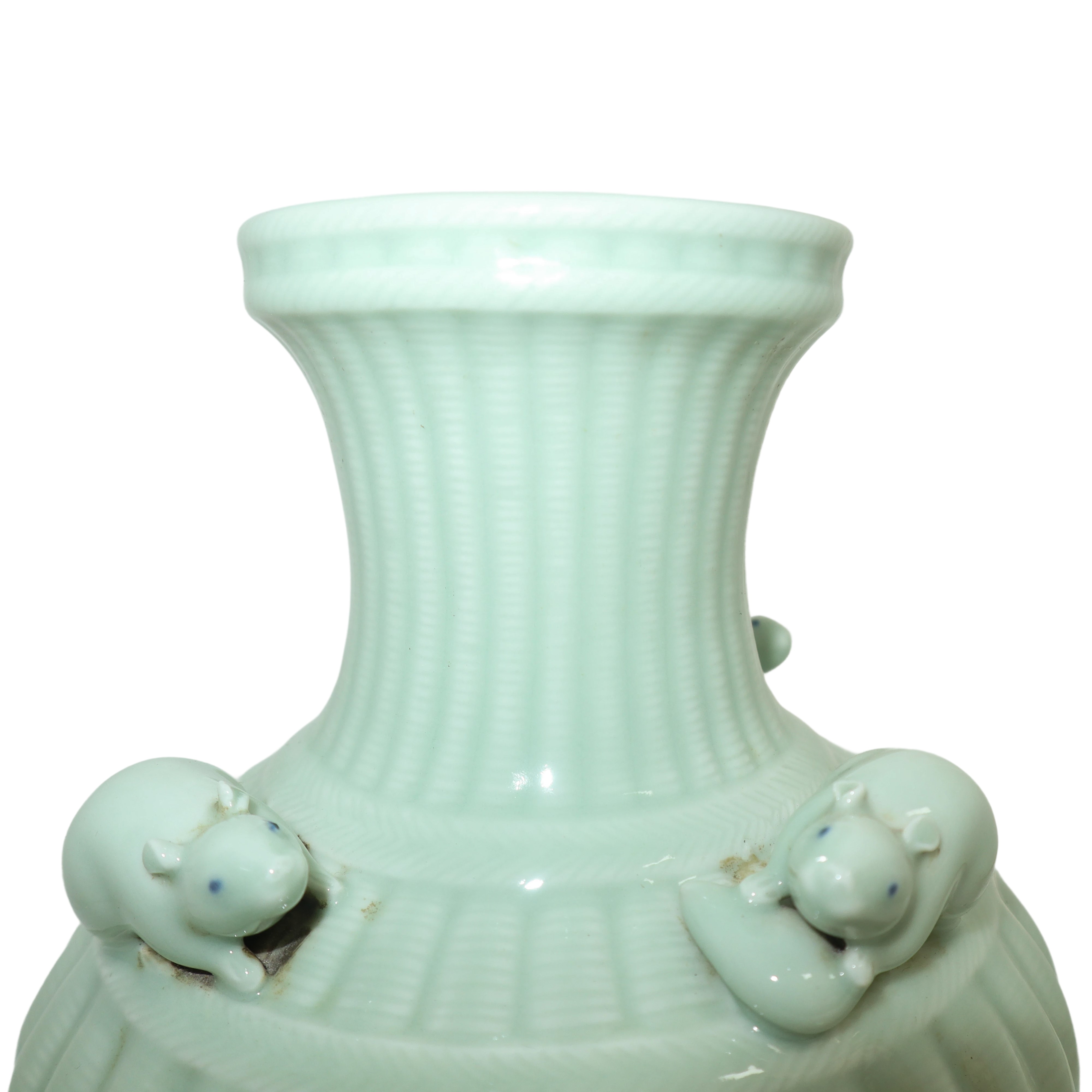 Vaso cinese con decori a forma di animali