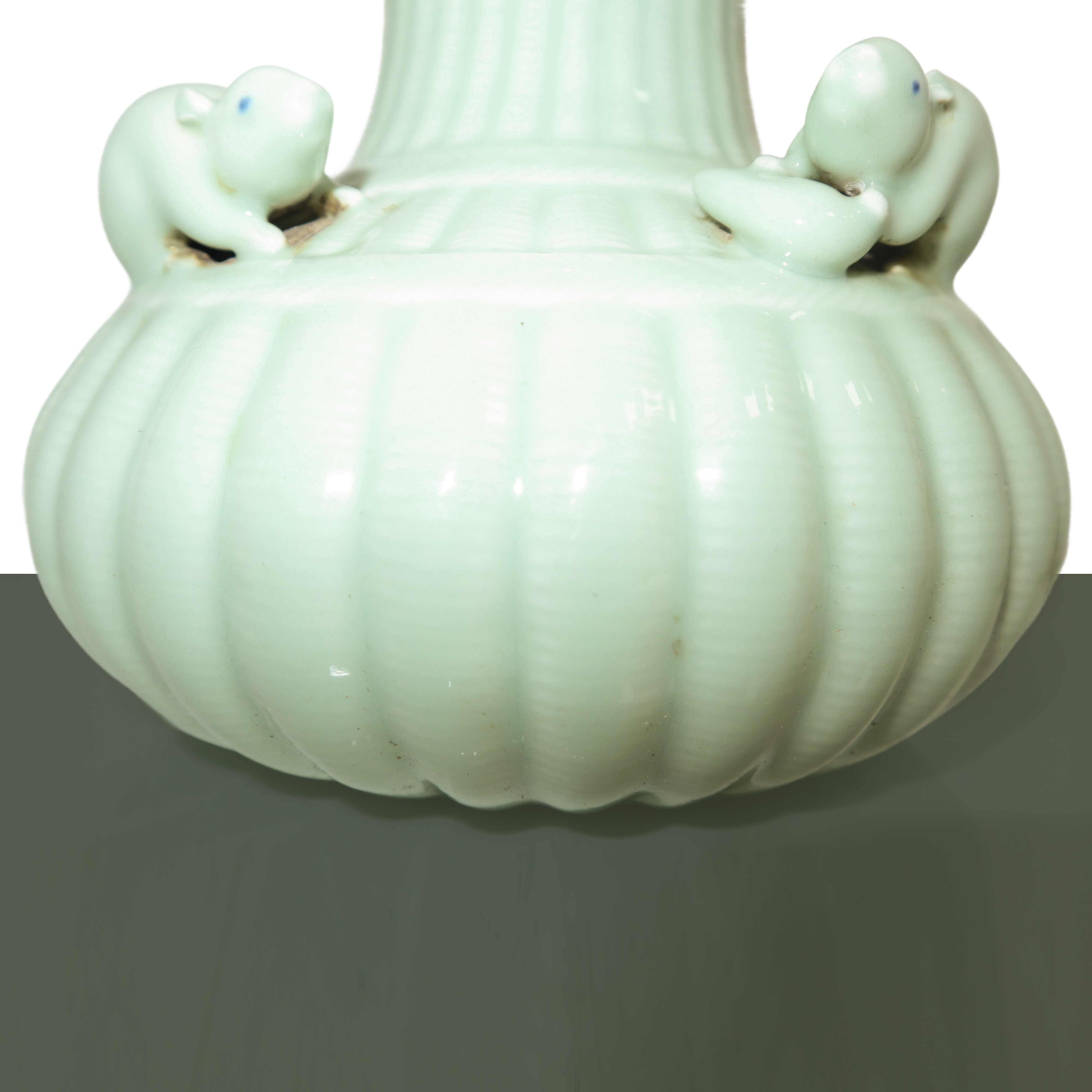 Vaso cinese con decori a forma di animali