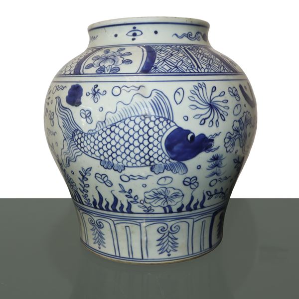 Vaso cinese in porcellana nei toni del blu e del bianco con decori di pesci e alghe