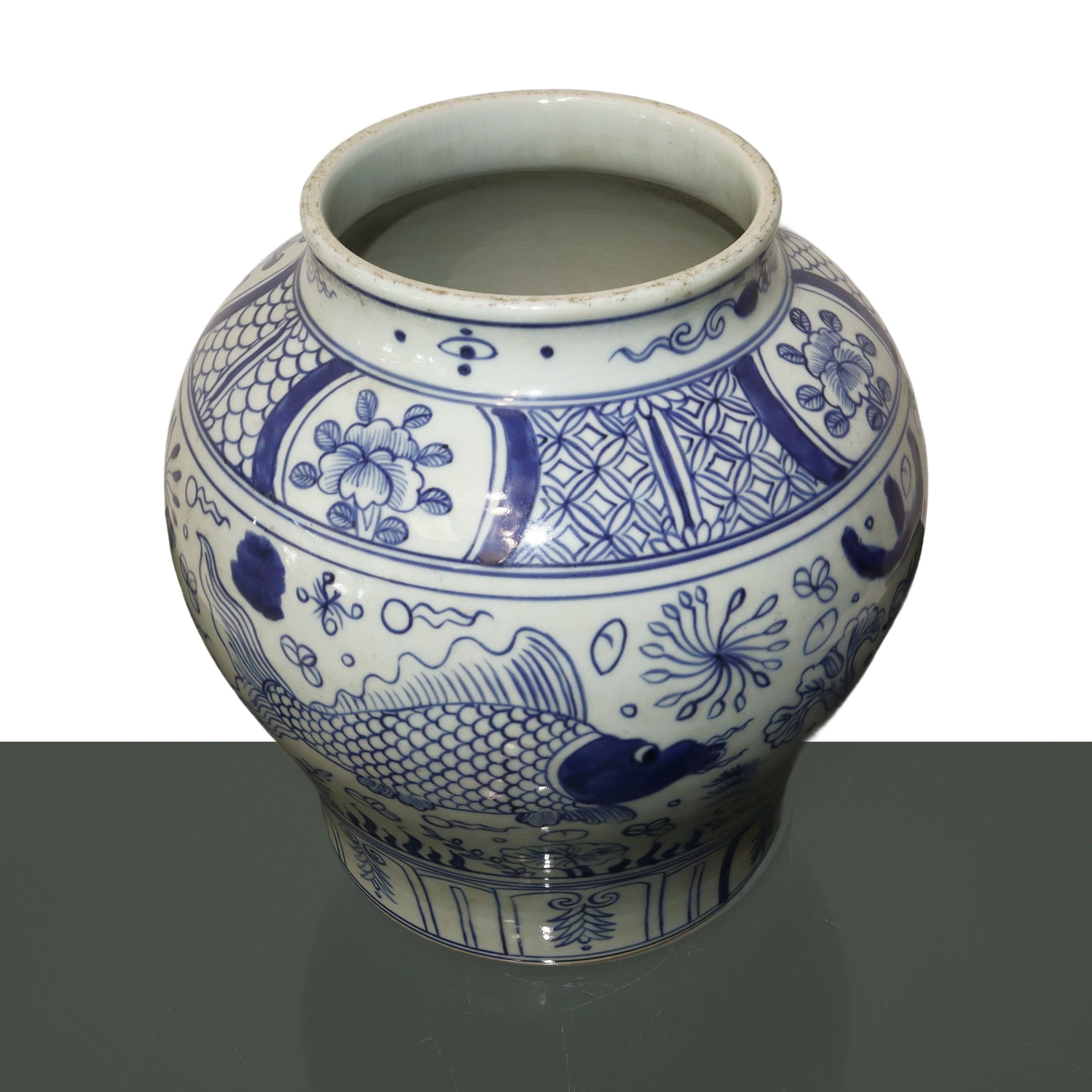 Vaso cinese in porcellana nei toni del blu e del bianco con decori di pesci e alghe