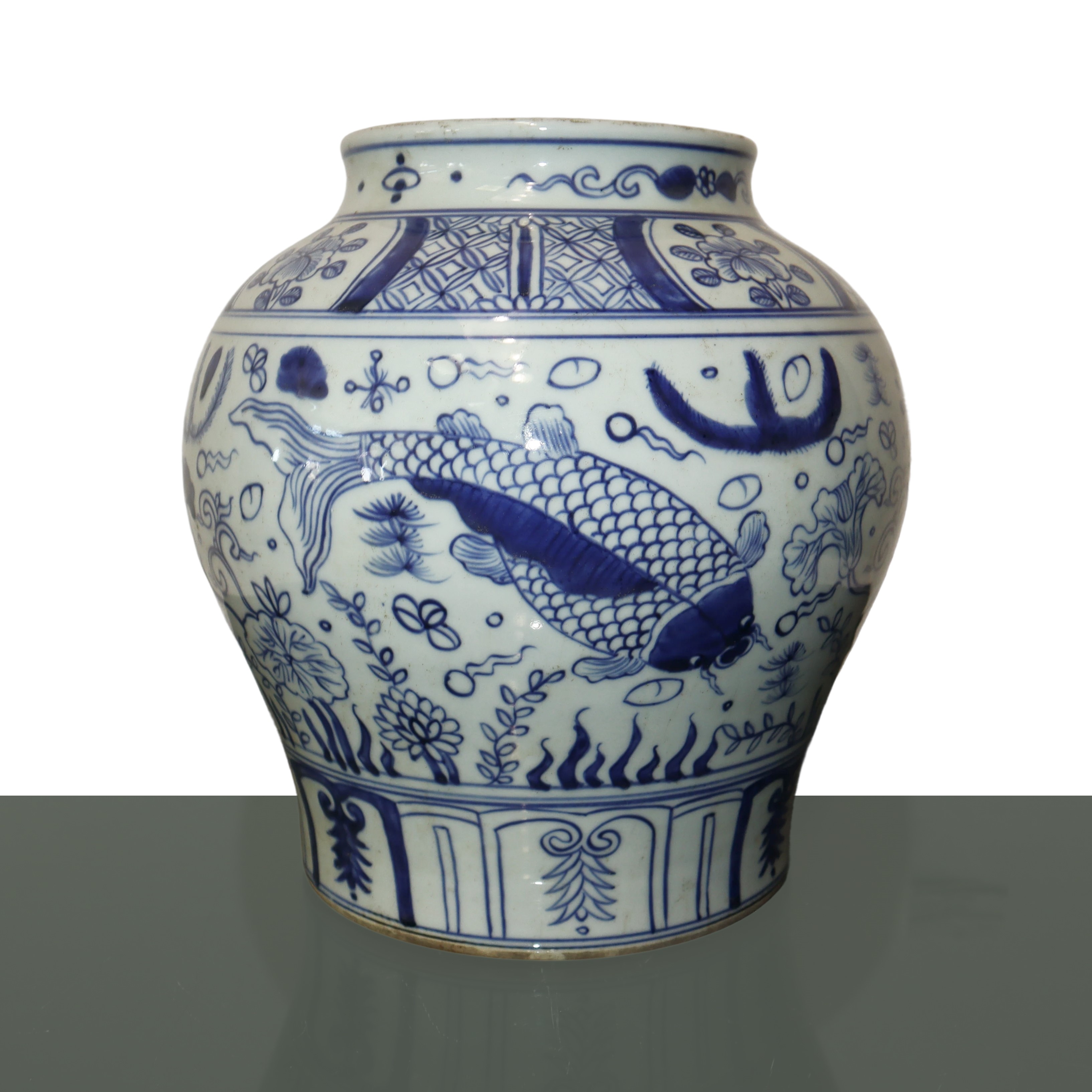 Vaso cinese in porcellana nei toni del blu e del bianco con decori di pesci e alghe