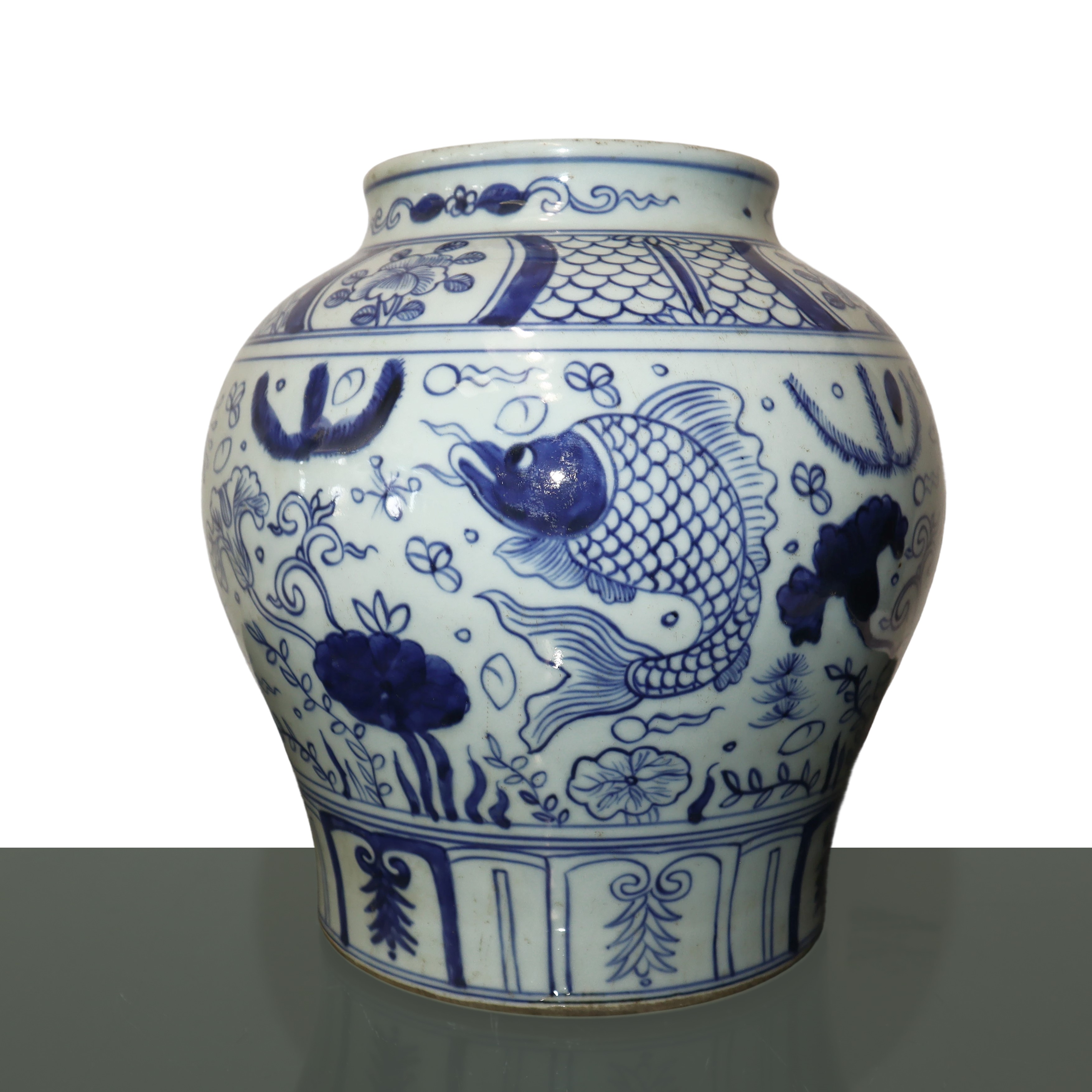 Vaso cinese in porcellana nei toni del blu e del bianco con decori di pesci e alghe