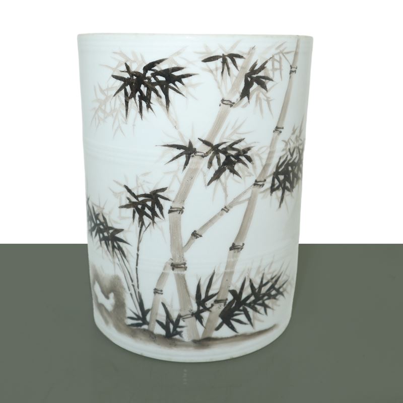 Portapenne cinese nei toni bianco con iscrizioni e decori