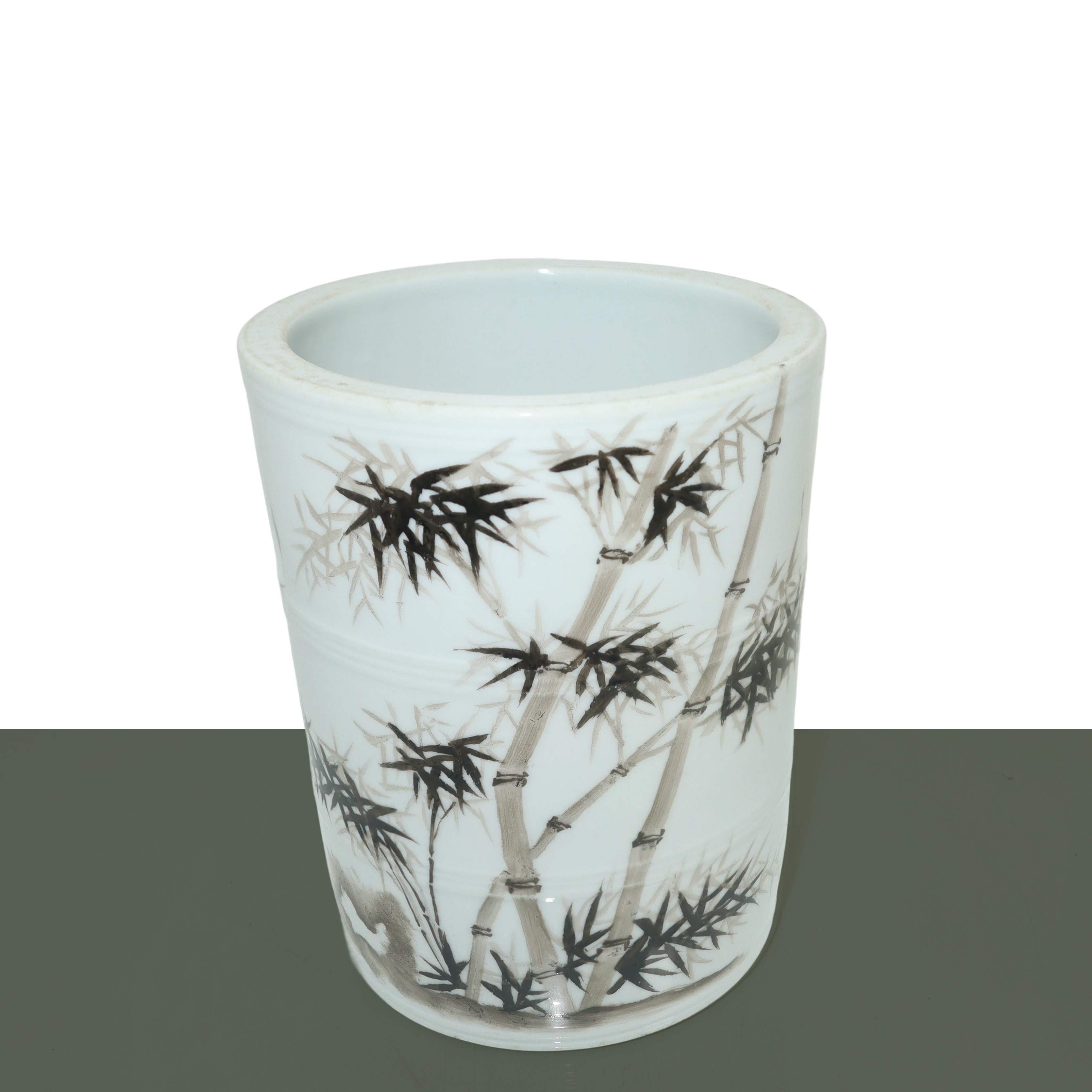 Portapenne cinese nei toni bianco con iscrizioni e decori