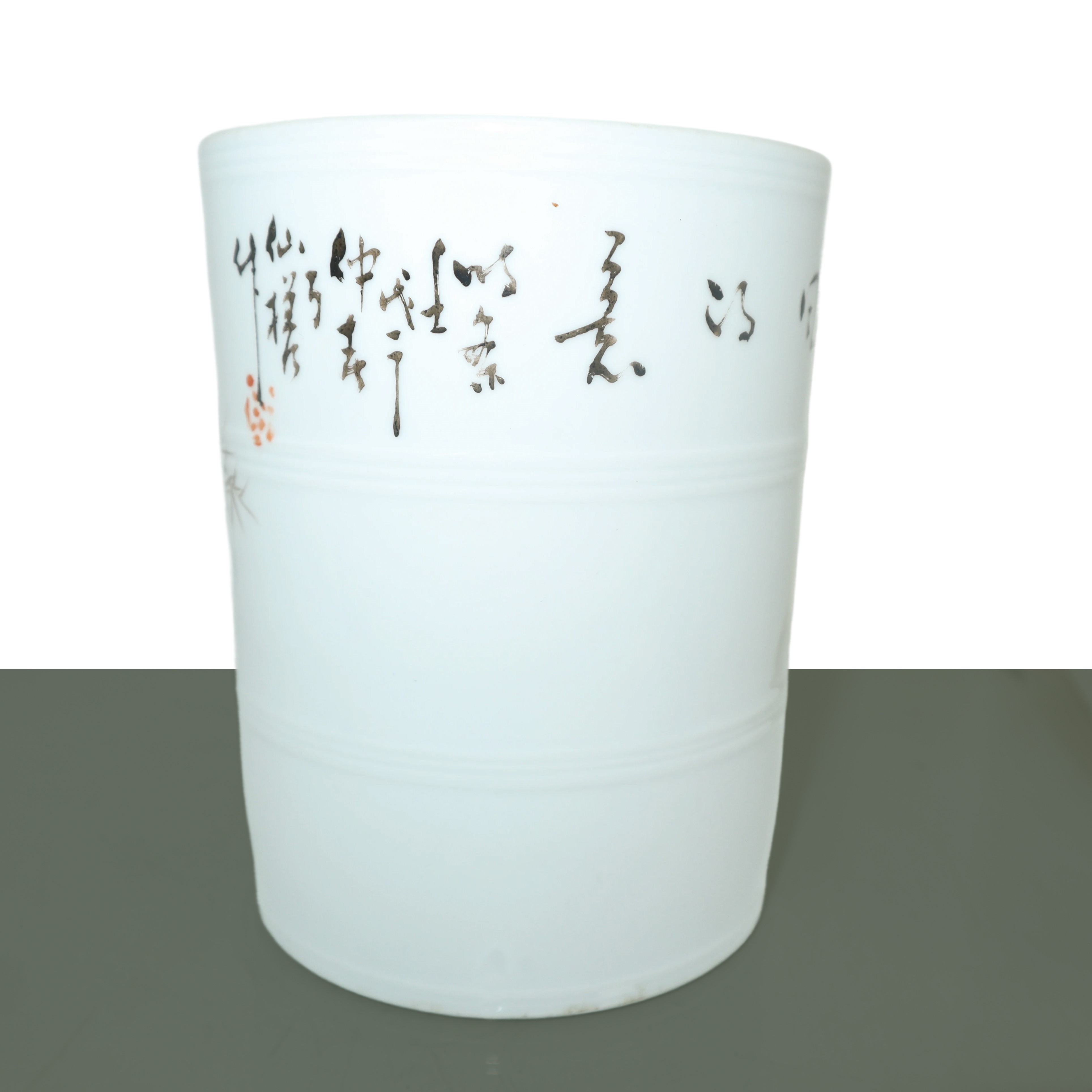 Portapenne cinese nei toni bianco con iscrizioni e decori