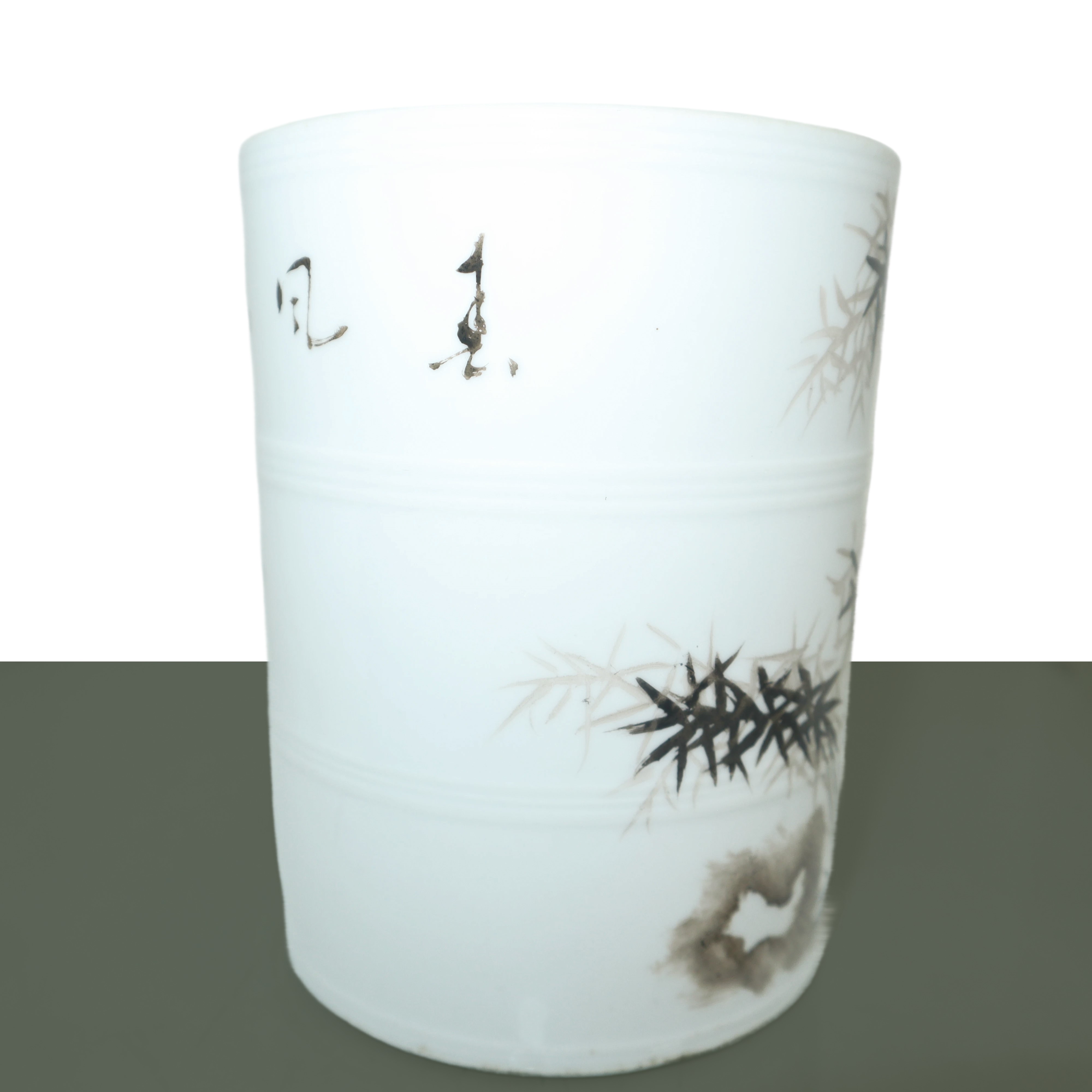 Portapenne cinese nei toni bianco con iscrizioni e decori