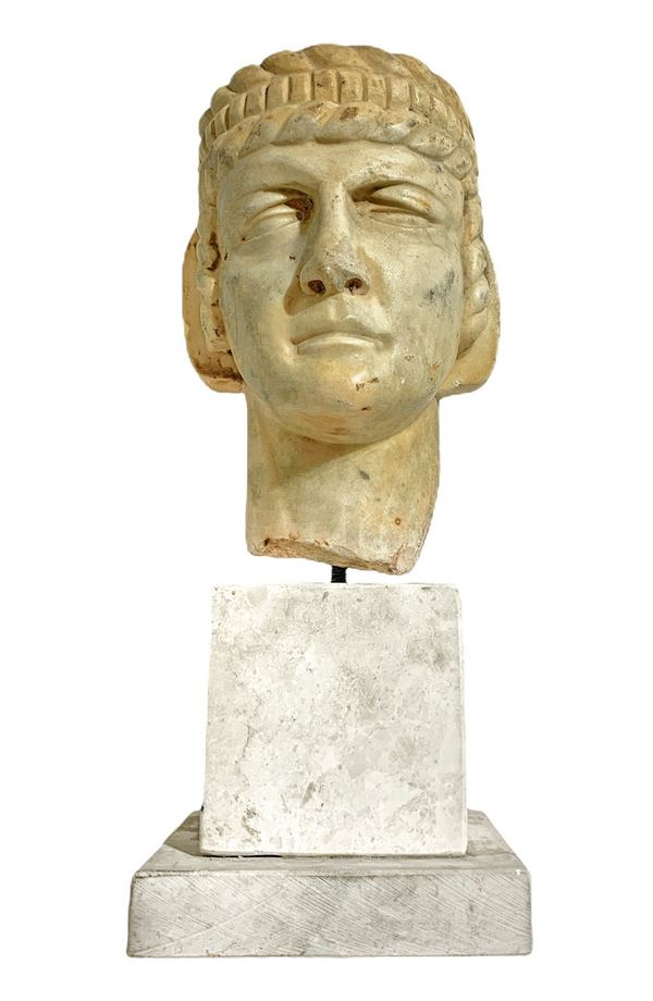 Head in white marble, century XIV / XV. Small failure to the nose. XIV / XV century,
H 21 x 15 cm.
