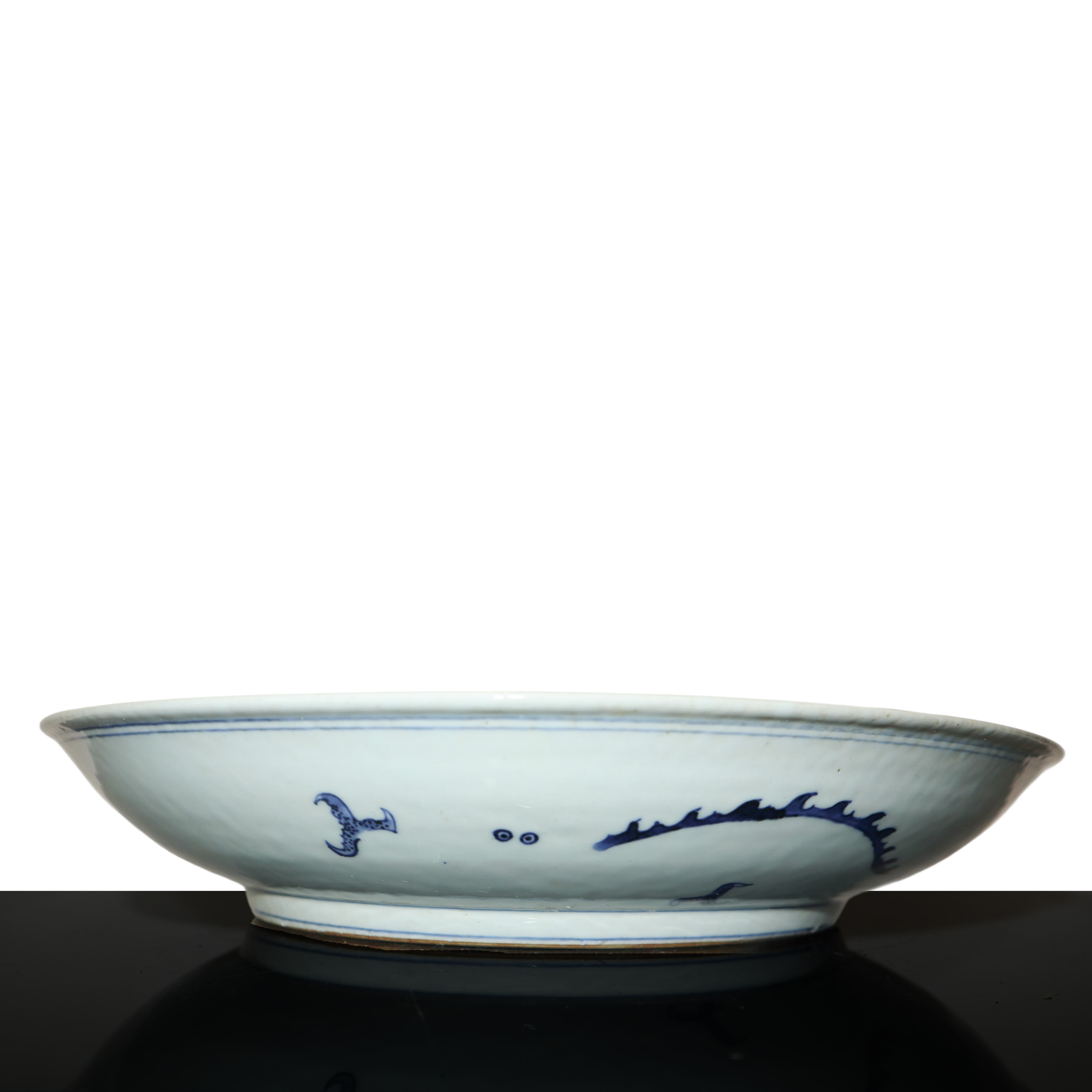 Piatto cinese in porcellana bianca con decori e iscrizioni riguardanti la dinastia Ming in blu