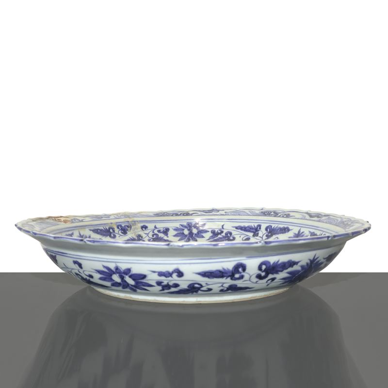 Grande piatto cinese in ceramica bianca con scene di personaggi storici dipinte in blu