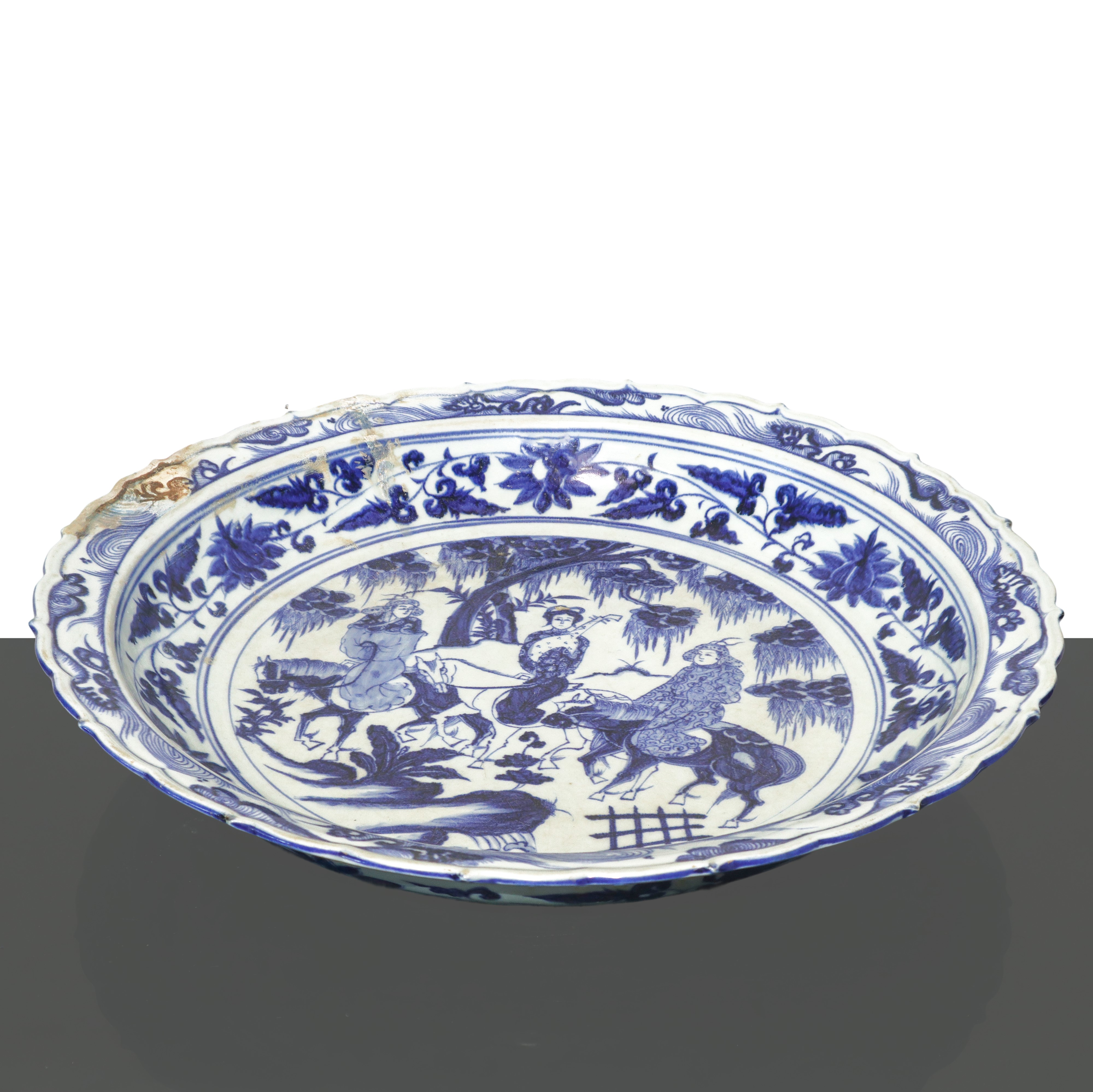 Grande piatto cinese in ceramica bianca con scene di personaggi storici dipinte in blu